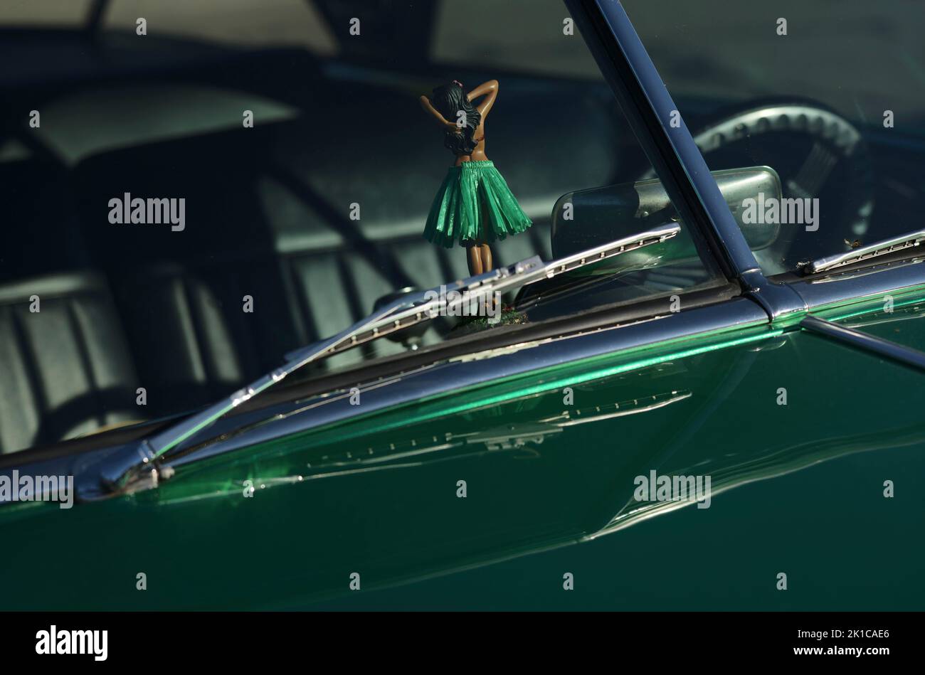 Oldtimer, Oldtimer, Hawaii-Hula-Tänzerin, Figur auf dem Armaturenbrett, Chevrolet Bel Air 1951 Hardtop-Coupé, mintgrüne Metallic-Business-Kopie Stockfoto