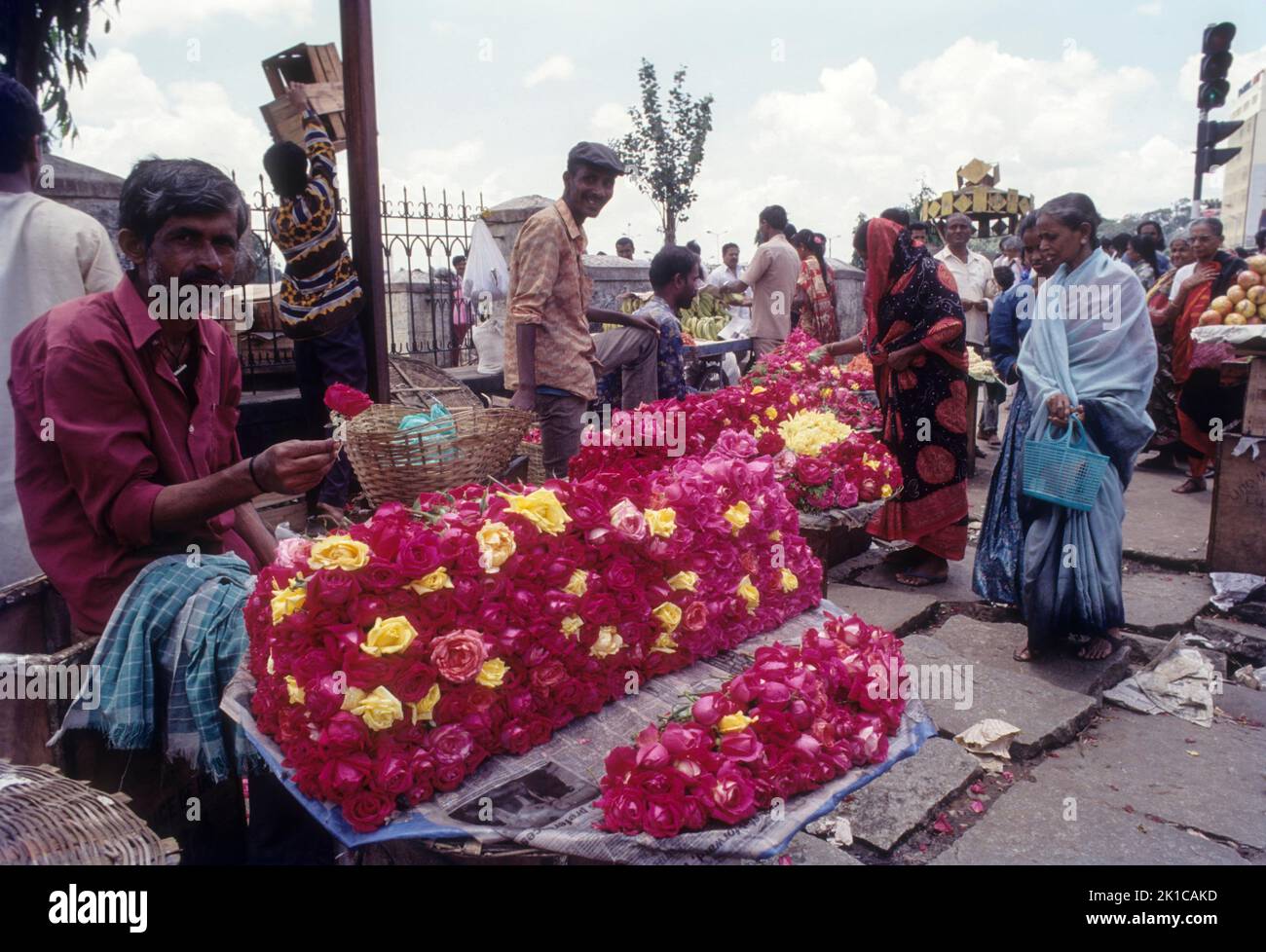 Verkauf von Blumen auf dem City Market in Bengaluru Bangalore, Karnataka, Südindien, Indien, Asien Stockfoto