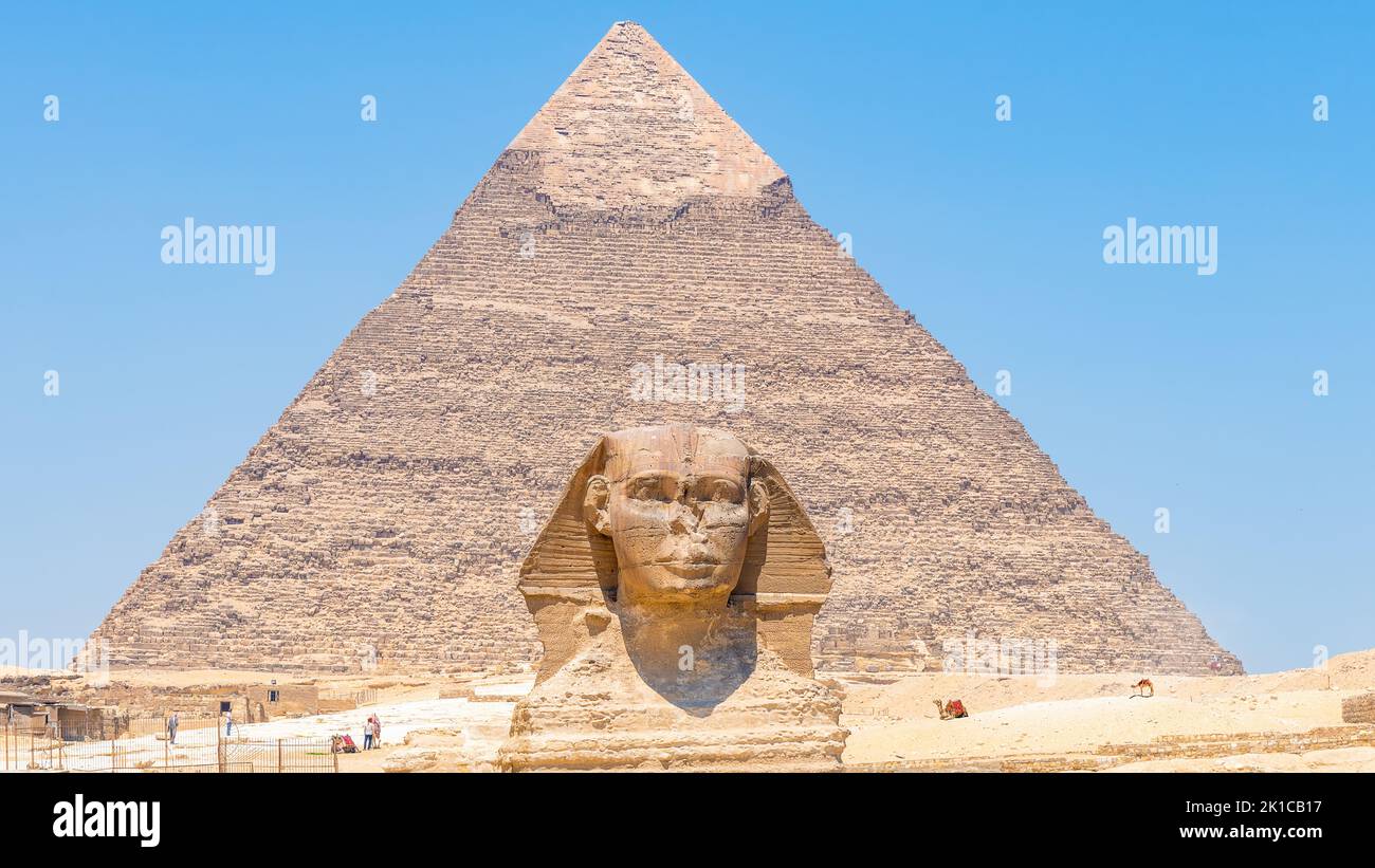 Die große Sphinx von Gizeh, Ägypten mit der Pyramide von Chephren im Hintergrund. Stockfoto