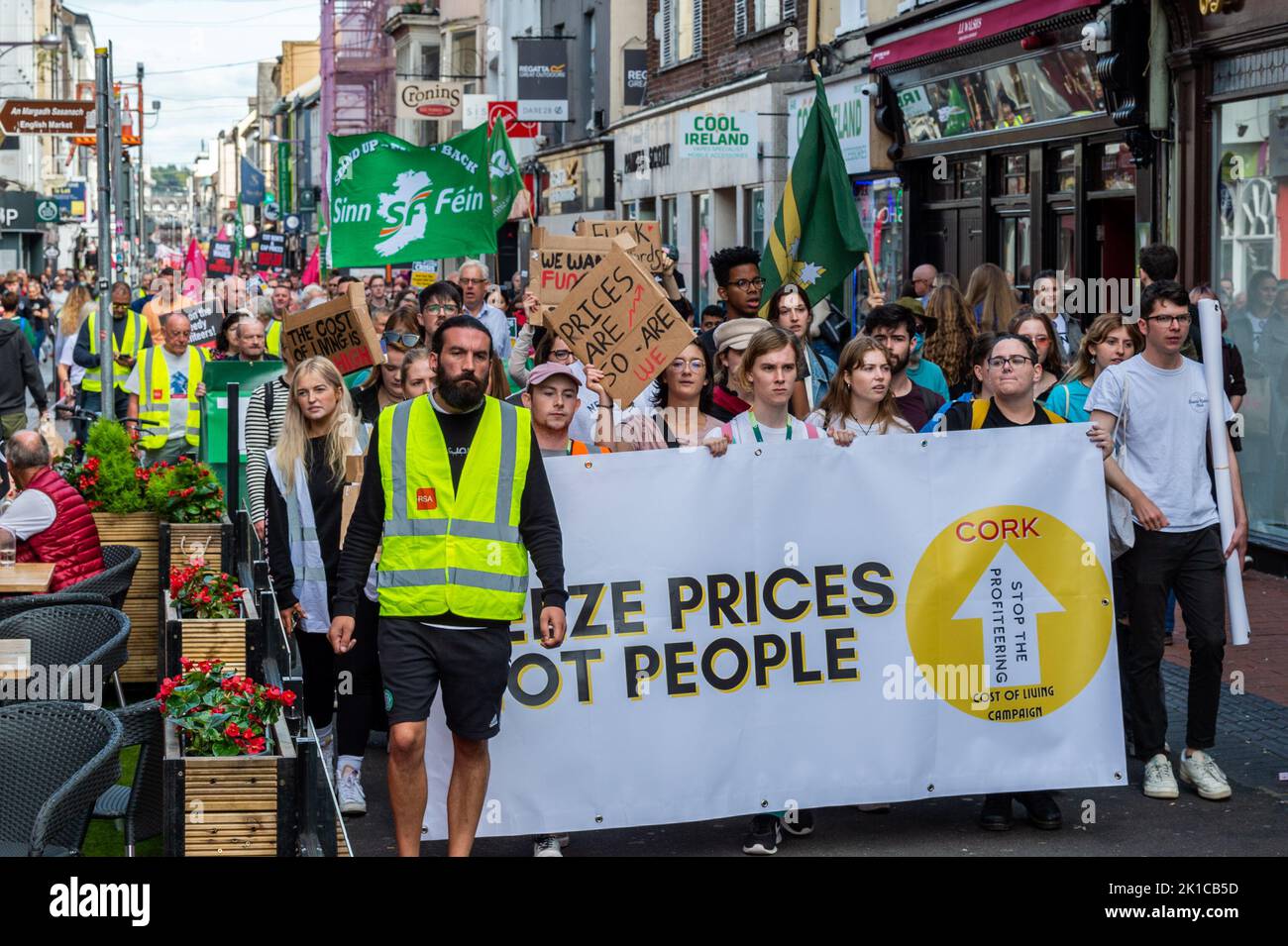 Cork, Irland. 17. September 2022. Heute Nachmittag fand in Cork ein „Cost of Living“-Protest statt, bei dem nach Schätzungen von Gardai bis zu 2.000 Demonstranten daran teilnahmen. Die Demonstranten hielten eine Kundgebung ab, marschierten dann durch das Stadtzentrum, bevor es zu einer weiteren Kundgebung zur Großen Parade kam. Quelle: AG News/Alamy Live News Stockfoto