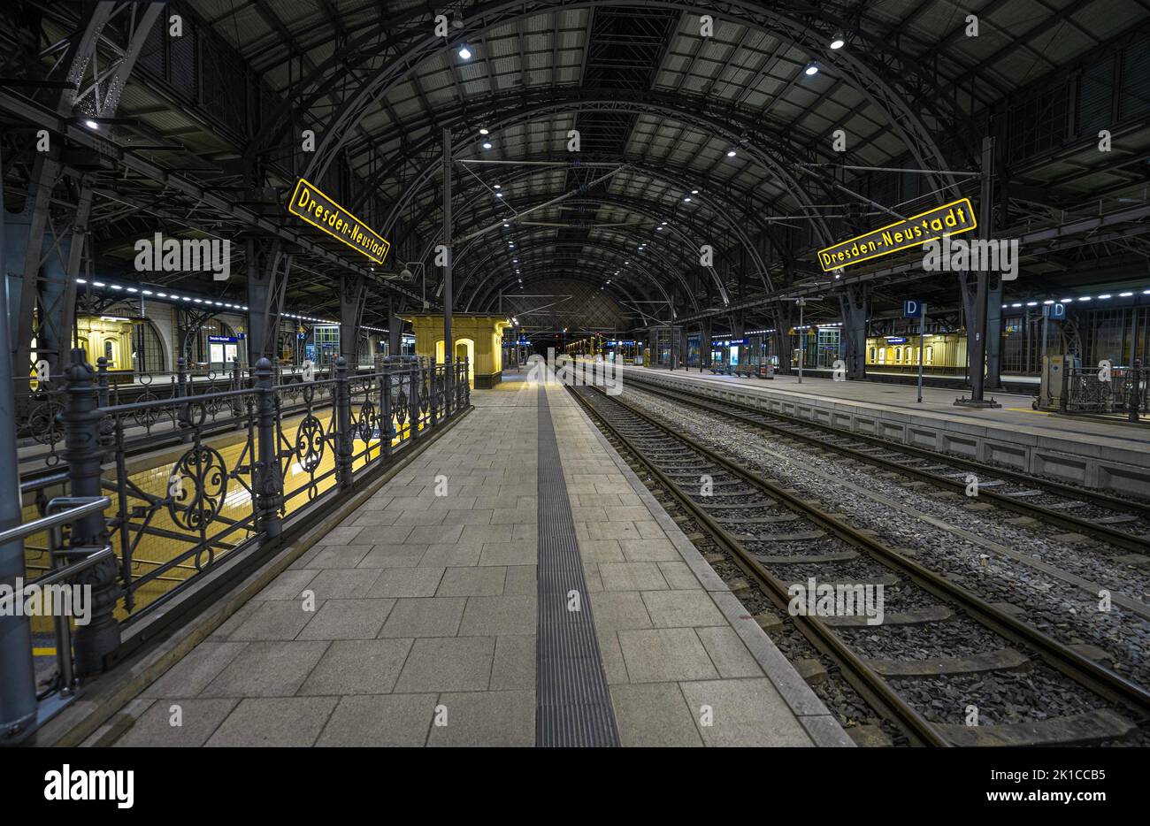 Nachts am Bahnhof Dresden-Neustadt, Dresden, Deutschland Stockfoto