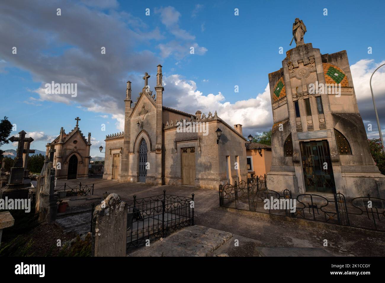 Modernistisches Mausoleum der Familie Bestard, 19th Jahrhundert, Friedhof Santa Maria, Mallorca, Balearen, Spanien. Stockfoto