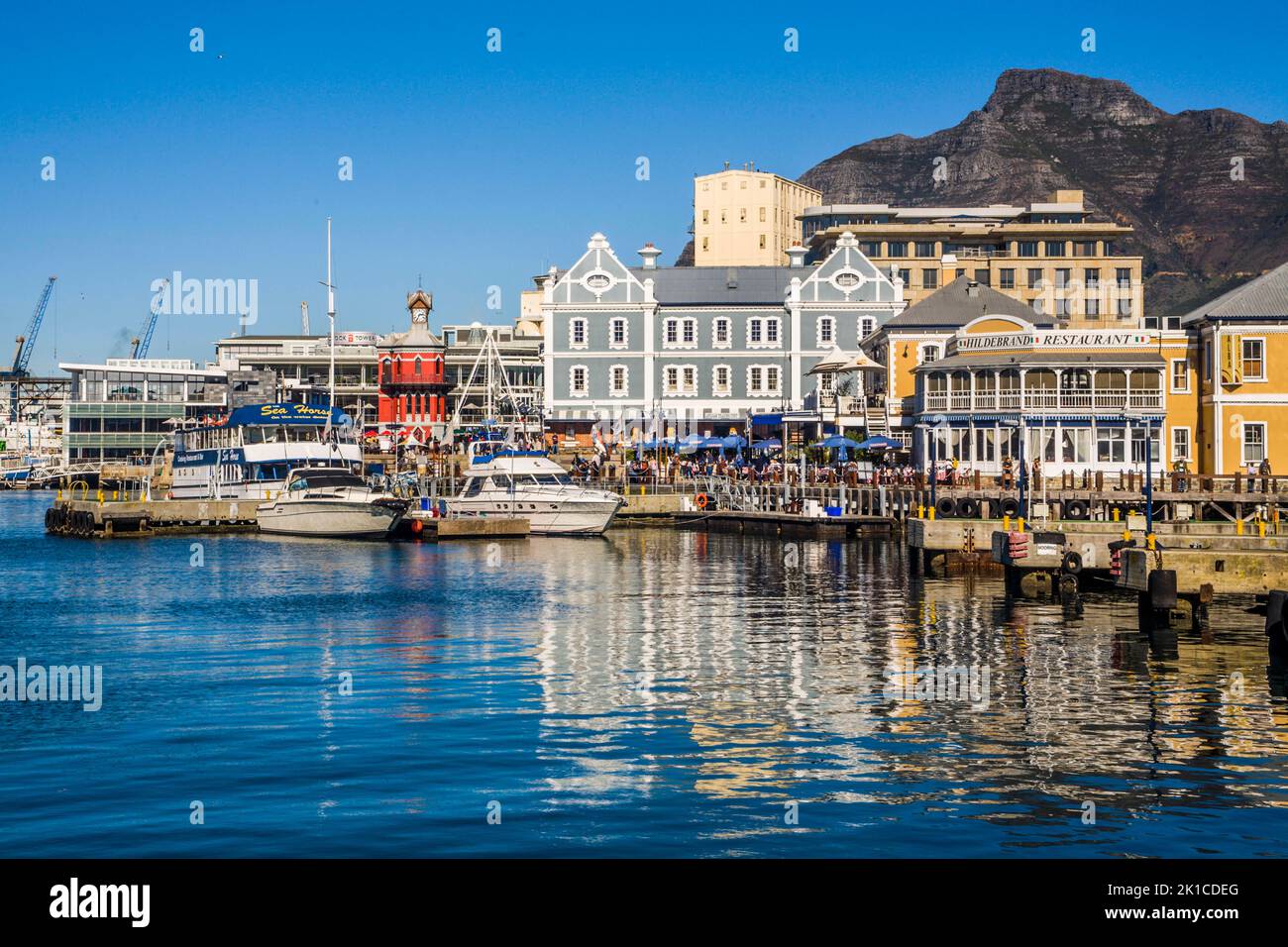 Blick auf Clock Tower und Nelson Mandela Gateway, Victoria & Alfred Waterfront, Kapstadt, Western Cape, Südafrika Stockfoto