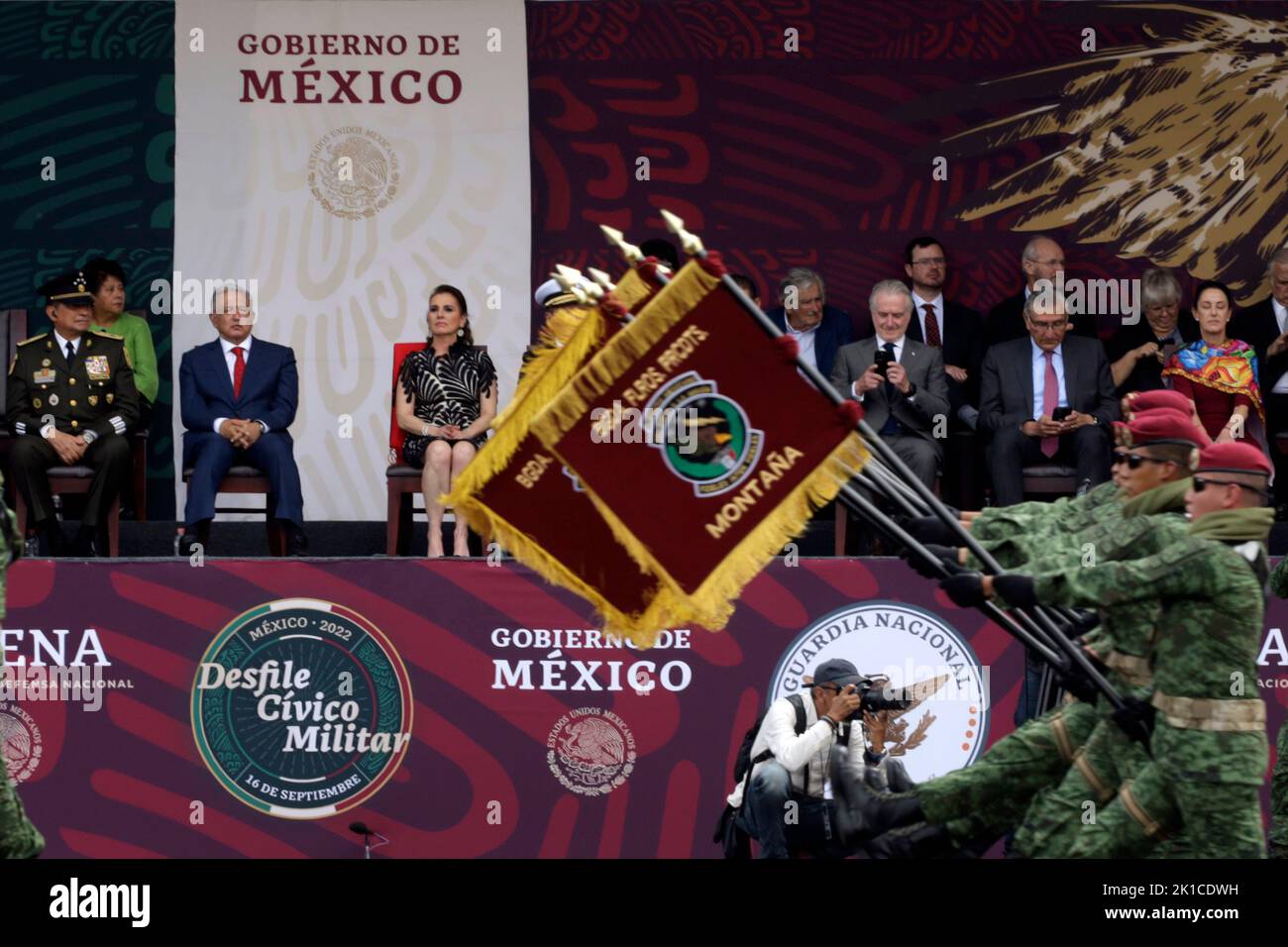 Mexiko-Stadt, Mexiko. 16. September 2022. 16. September 2022, Mexiko-Stadt, Mexiko: Mexikos Präsident Andres Manuel Lopez Obrador und seine Frau Beatriz Gutiérrez Müller während der Militärparade zum 212.. Jahrestag des Unabhängigkeitsschreis auf dem Zocalo in Mexiko-Stadt, Mexiko. Am 16. September 2022 in Mexiko-Stadt, Mexiko. (Foto von Luis Barron/Eyepix Group). Quelle: Eyepix Group/Alamy Live News Stockfoto