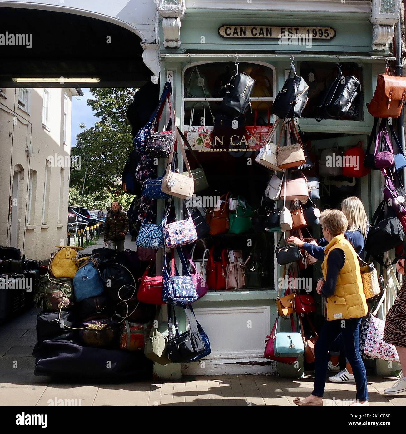 Ipswich, Suffolk, UK - 17 September 2022 : Can Can Can Bag und Accessoire Store gegründet im Jahr 1995. Upper Brook Street. Stockfoto