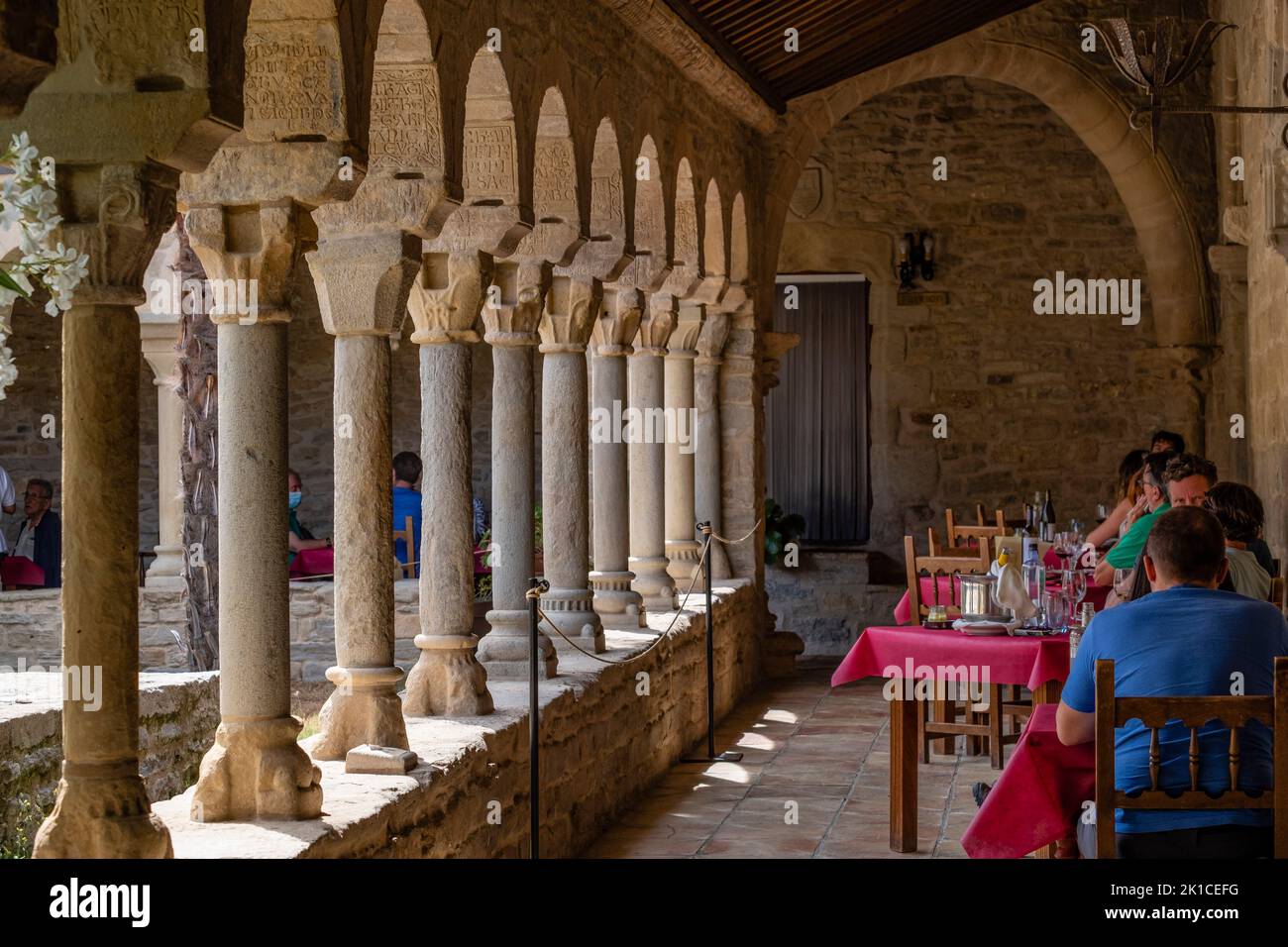 Kreuzgang der ehemaligen Kathedrale von San Vicente, Roda de Isábena, Isábena-Tal, Huesca, Spanien. Stockfoto