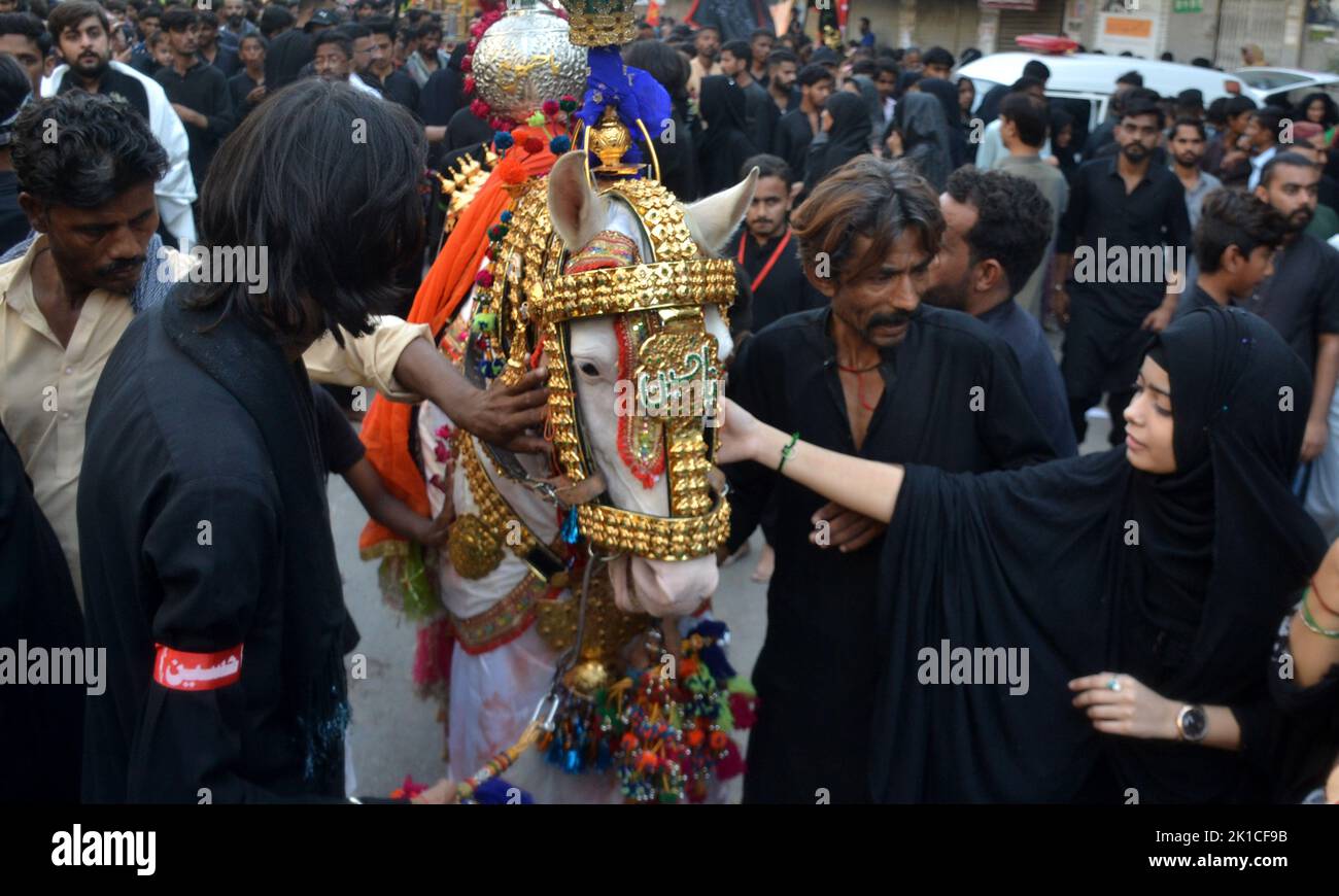 Eine große Anzahl von Trauernden nimmt an der Chehlum-Prozession Teil, um dem Martyrium von Hazrat Imam Hussain (AS), dem Enkel des Heiligen Propheten (SAWW), zu gedenken. Stockfoto