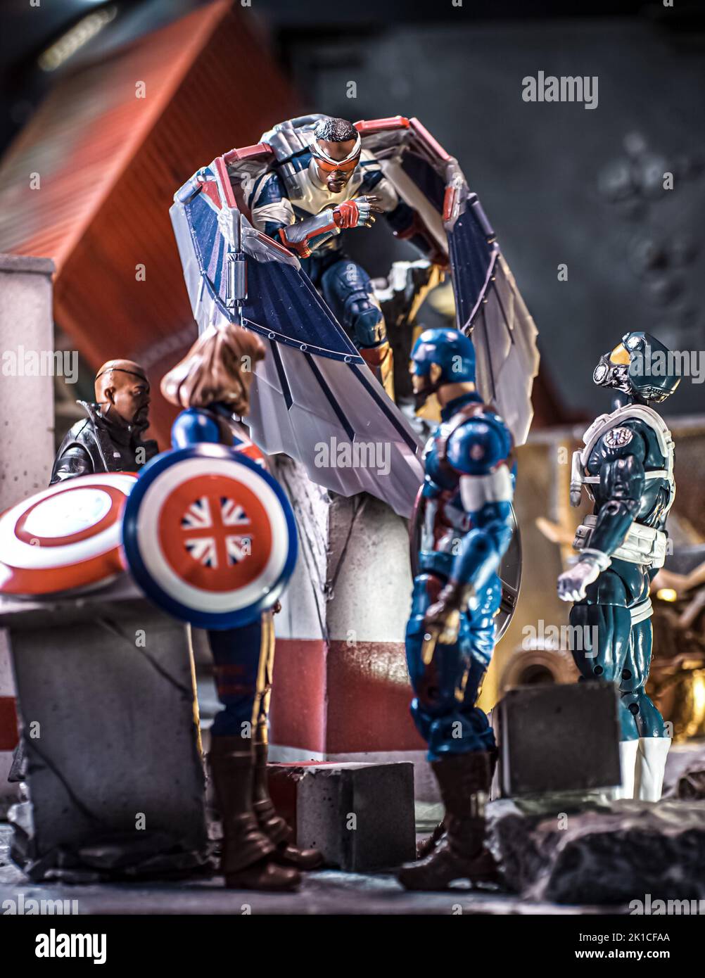 Ein Bild von neuem Captain America Spielzeug neben anderen Rängern Stockfoto