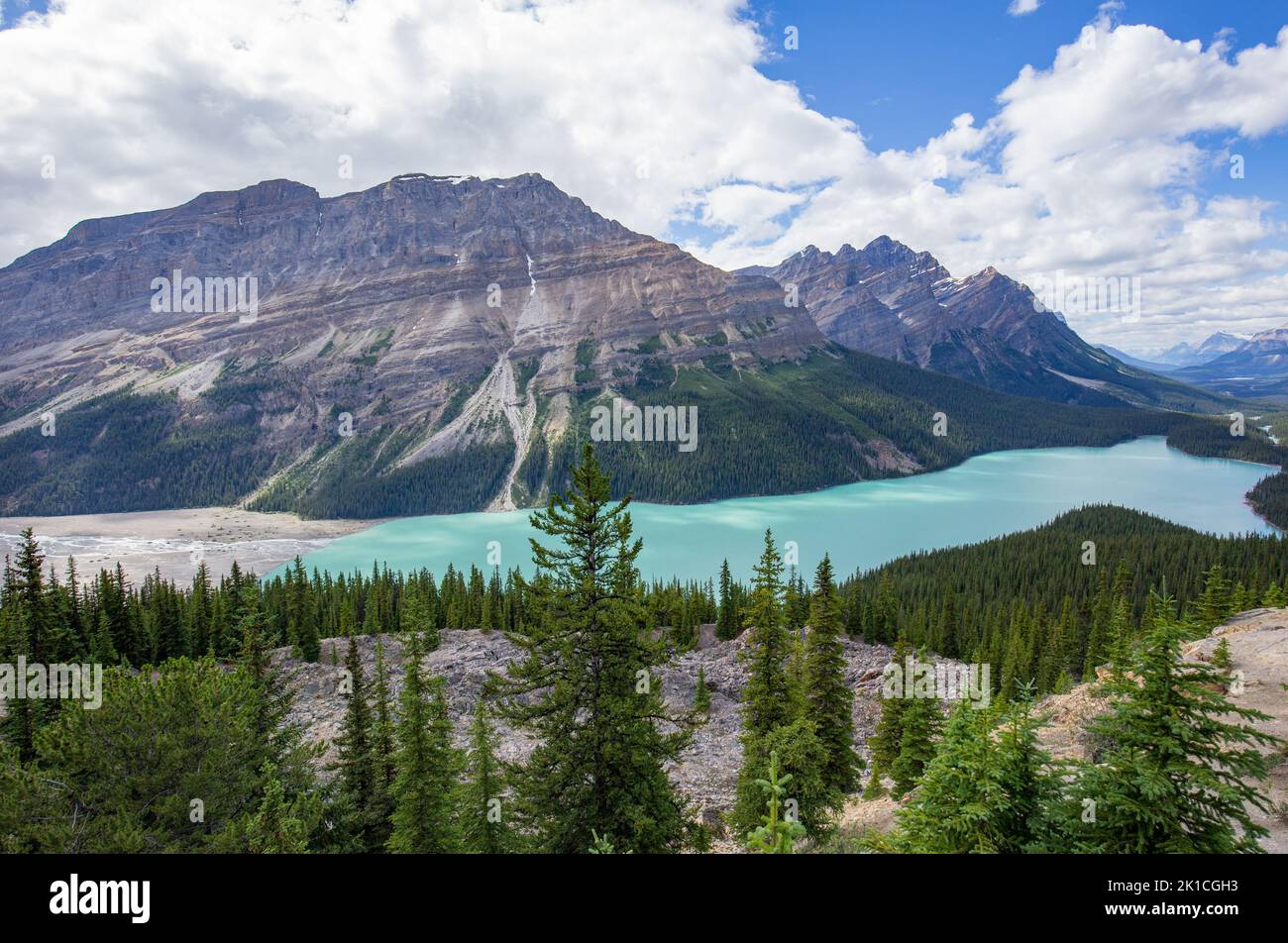 Panoramablick auf den smaragdgrünen Peyto Lake im Banff National Park in den kanadischen Rocky Mountains. Stockfoto