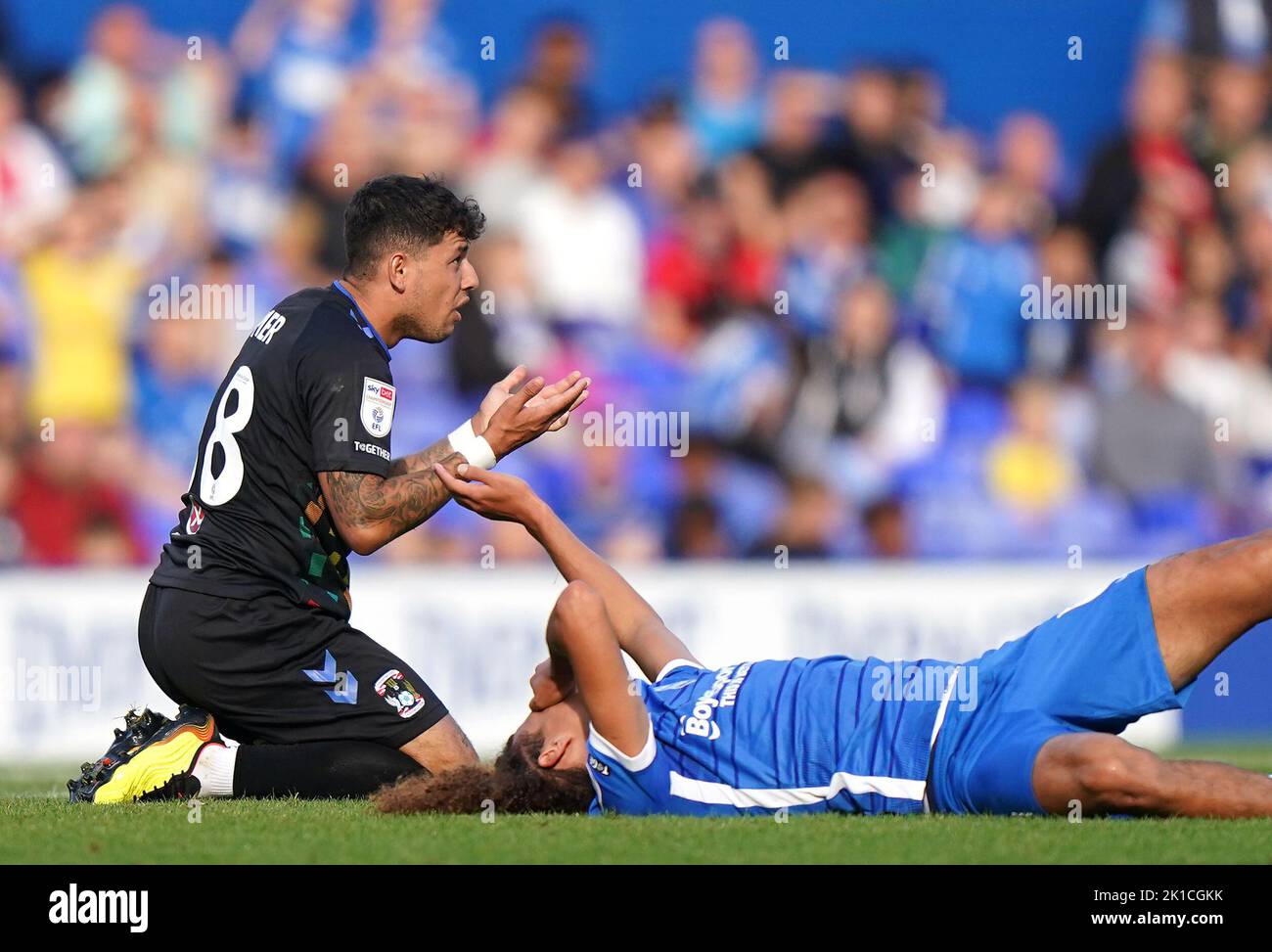 Gustavo Hamer von Coventry City fouls Hannibal Mejbri von Birmingham City, was zu einer roten Karte führt und während des Sky Bet Championship-Spiels in St. Andrew's, Birmingham, abgeschickt wird. Bilddatum: Samstag, 17. September 2022. Stockfoto