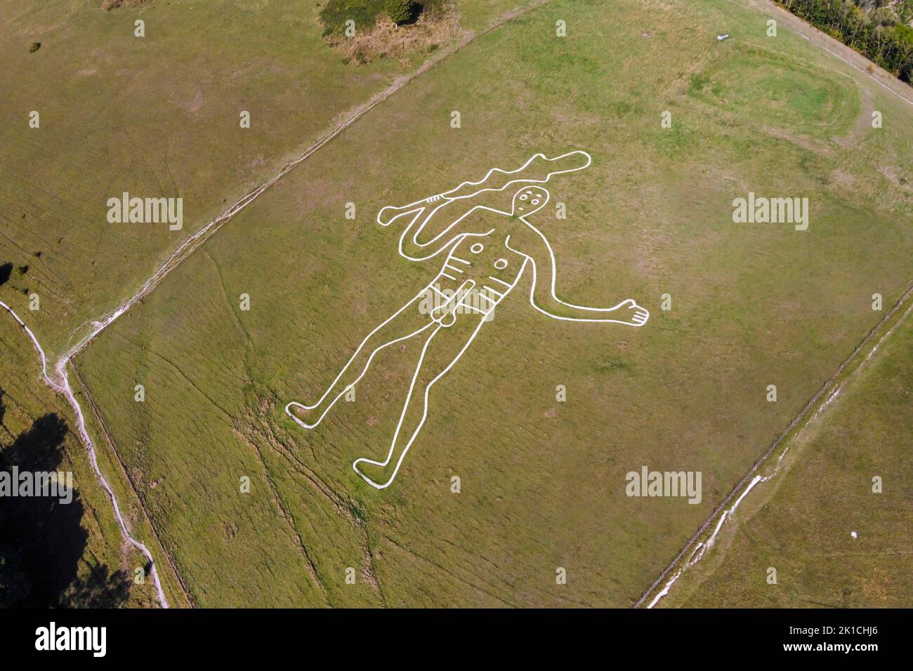 Cerne Abbas, Dorset, Großbritannien. 17.. September 2022. Wetter in Großbritannien. Blick aus der Luft des Cerne Abbas Giant in Dorset, der in warmen Herbstnachmittagssonne gebadet wird. Bildnachweis: Graham Hunt/Alamy Live News Stockfoto