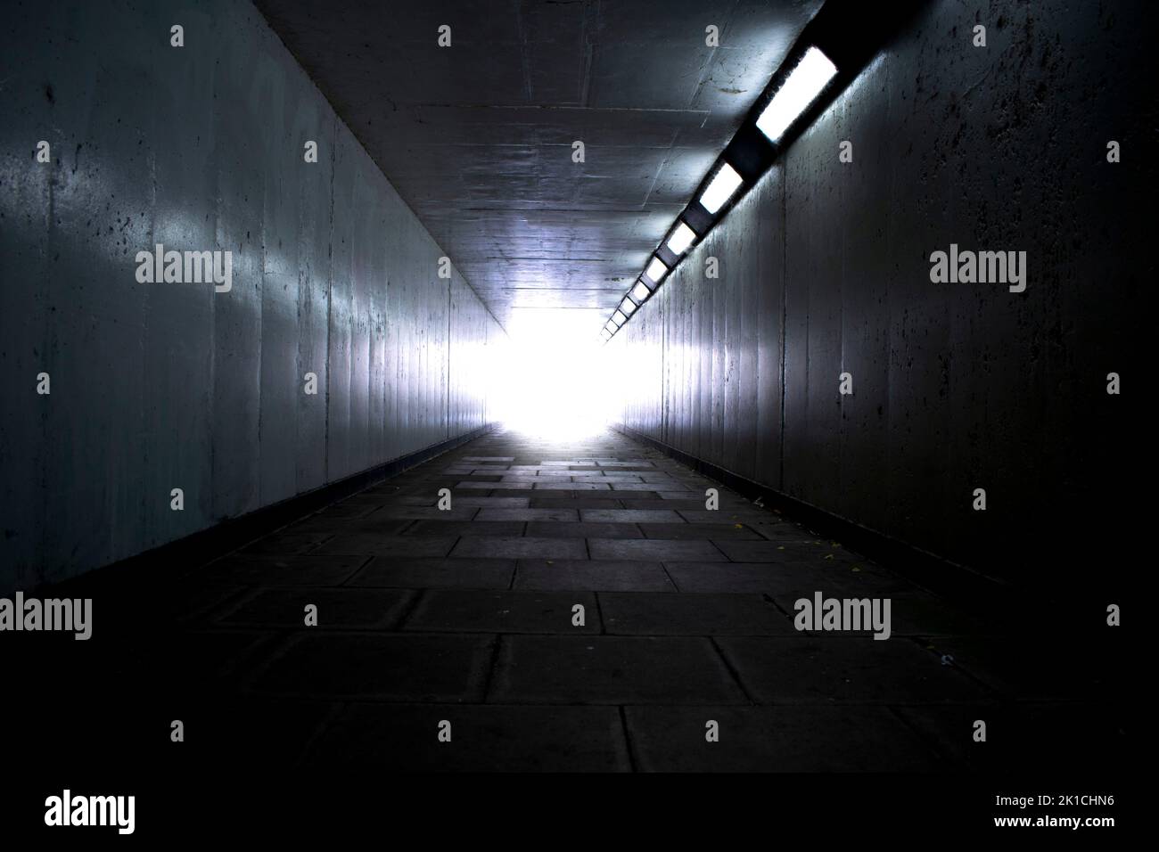 Eine dunkle Unterführung und Licht am Ende des Tunnels Stockfoto