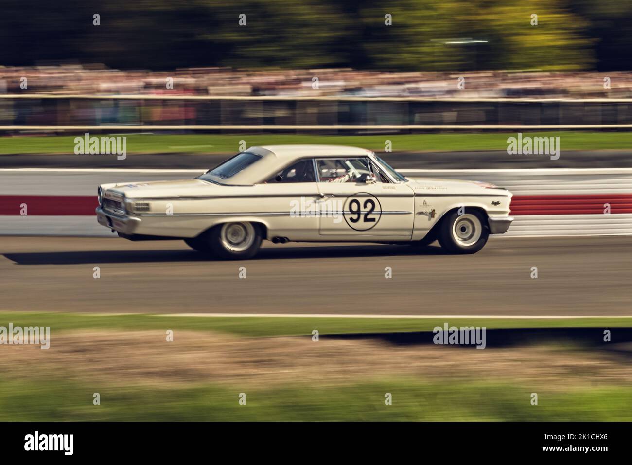 Goodwood, Chichester, Großbritannien. September 17., 2022. Die französische Rennlegende Romain Dumas fährt Ford Galaxie 500 während des Goodwood Revival 2022 (Foto: Gergo Toth / Alamy Live News) Stockfoto