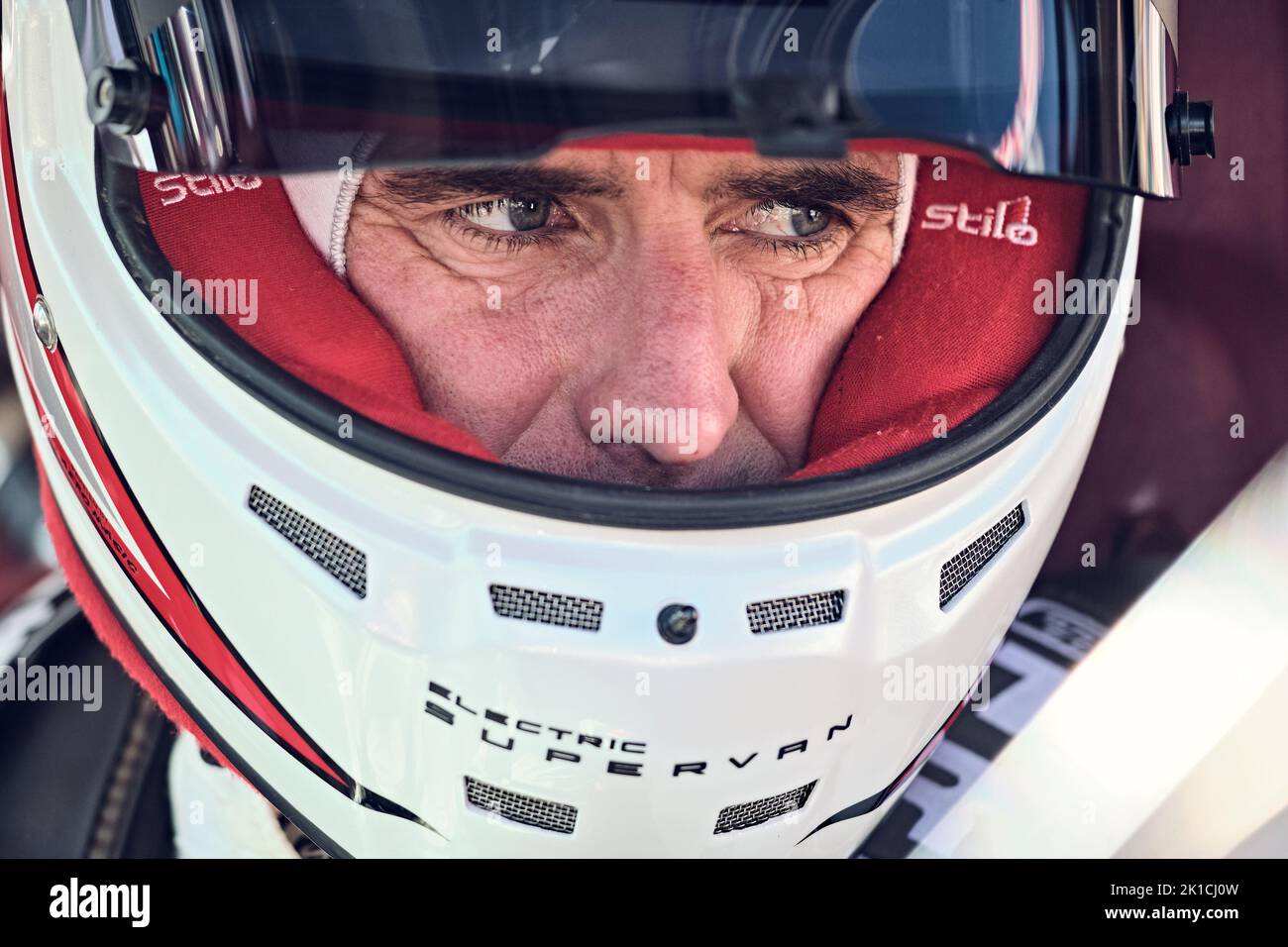 Goodwood, Chichester, Großbritannien. September 17., 2022. Die französische Rennlegende Romain Dumas während des Goodwood Revival 2022 (Foto von Gergo Toth / Alamy Live News) Stockfoto