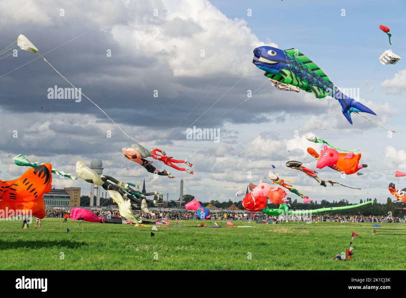 Festival der Riesendrachen auf dem Tempelhofer Feld in Berlin, 17.09.2022, Mehr als 80 Drachenflieger aus ganz Europa liessen Ihre bis zu 50m langen R Stockfoto