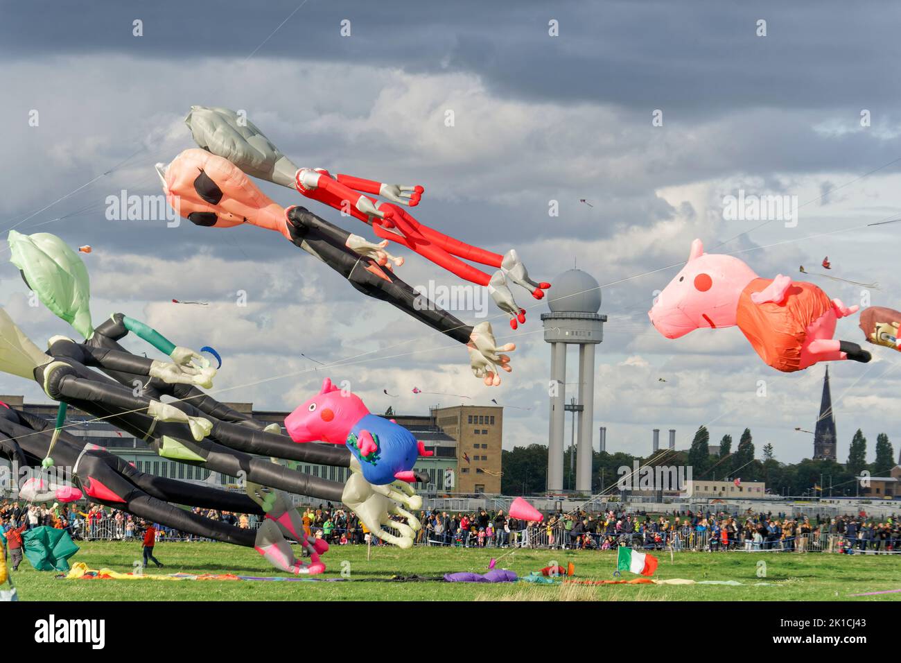 Festival der Riesendrachen auf dem Tempelhofer Feld in Berlin, 17.09.2022, Mehr als 80 Drachenflieger aus ganz Europa liessen Ihre bis zu 50m langen R Stockfoto