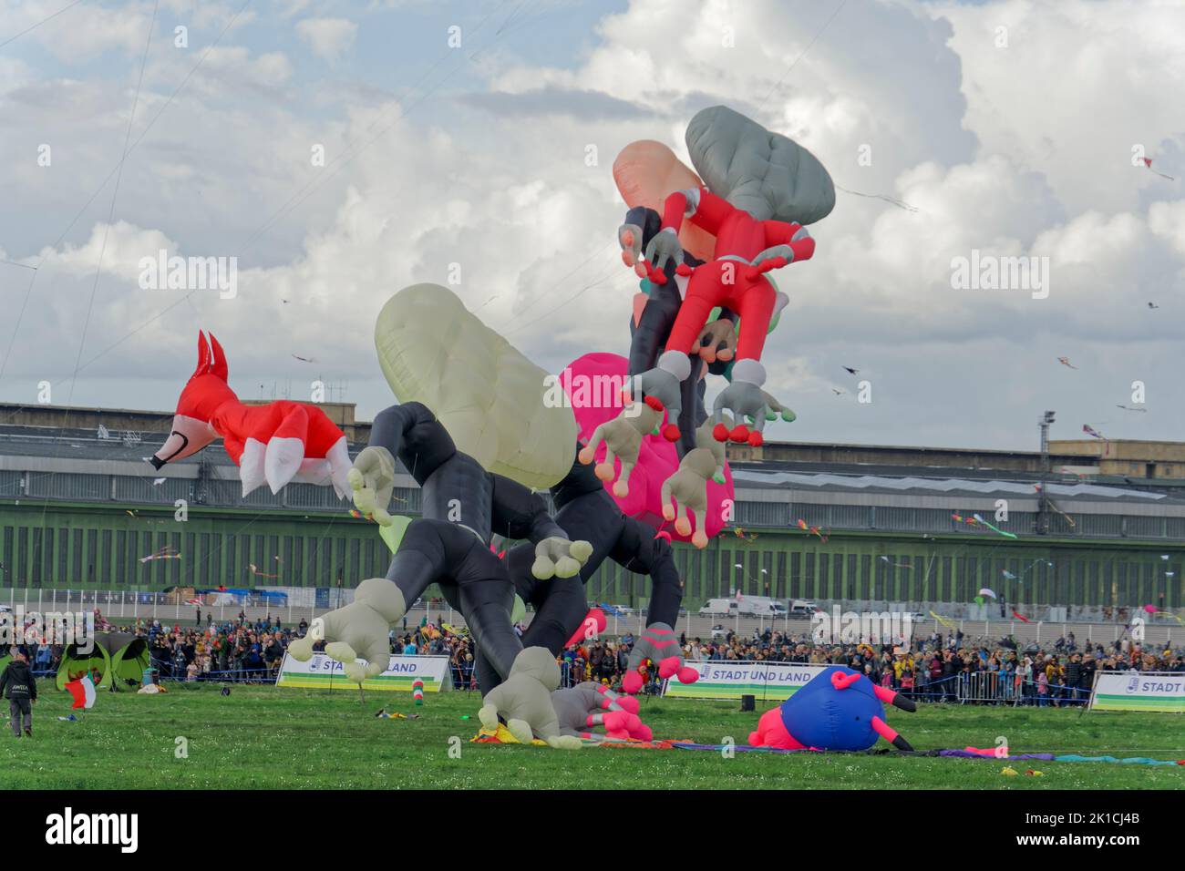Festival der Riesendrachen auf dem Tempelhofer Feld in Berlin, 17.09.2022, Mehr als 80 Drachenflieger aus ganz Europa liessen Ihre bis zu 50m langen R Stockfoto