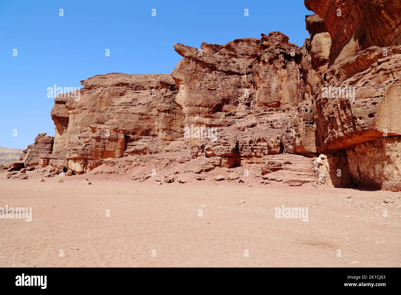 ELIFAZ, ISRAEL - 22. SEPTEMBER 2017: Es handelt sich um erosive Formationen aus rotem Sandstein in den Felsen des Timna Nature Park, die Solomon Pillars genannt werden Stockfoto
