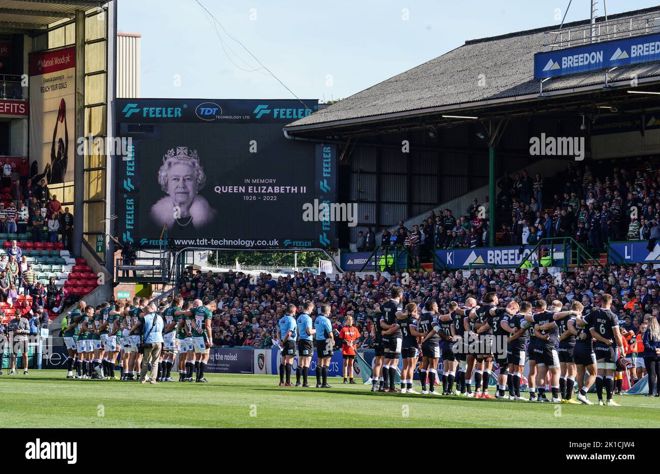 Spieler, Beamte und Fans beobachten eine Schweigeminute zum Gedenken an Königin Elizabeth II. Vor dem Spiel der Gallagher Premiership im Mattioli Woods Welford Road Stadium, Leicester. Bilddatum: Samstag, 17. September 2022. Stockfoto