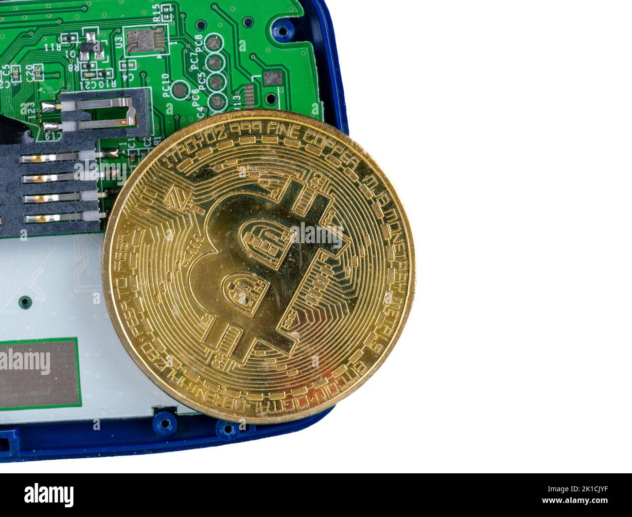 Goldkrypto-Curency-Münze auf einer Leiterplatte Stockfoto