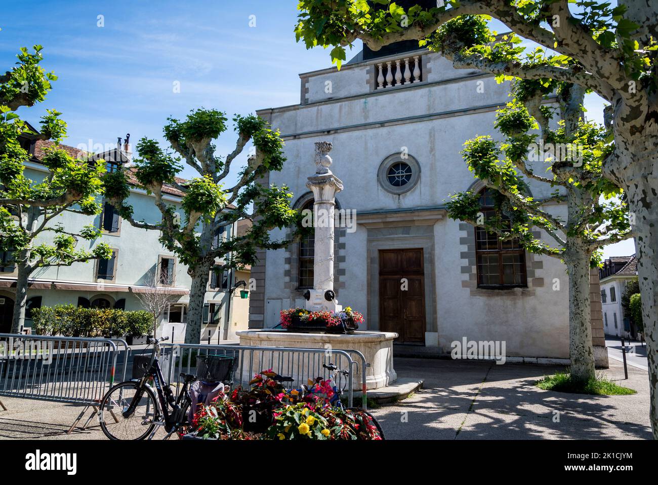 Typisch französisch-italienische Architektur mit einem Brunnen im Carouge-Viertel, einem mediterranen Viertel nach dem Vorbild von Nizza, Genf, Schweiz Stockfoto