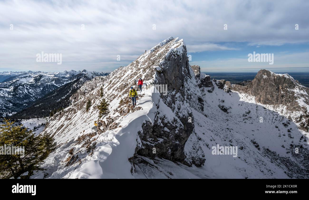 Zwei Bergsteiger auf einem schmalen schneebedeckten Felskamm, Fensterl auf dem Wanderweg zur Ammergauer Hochplatte, im Herbst Ammergauer Alpen, Bayern, Deutschland Stockfoto