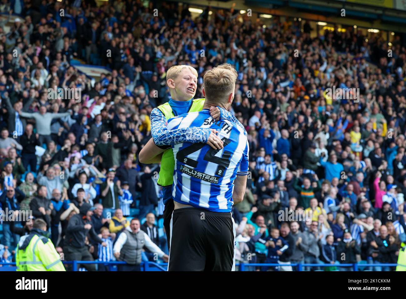 Michael Smith #24 of Sheffield Wednesday feiert sein Ziel, es 2-2 während des Sky Bet League 1-Spiels Sheffield Wednesday gegen Ipswich Town in Hillsborough, Sheffield, Großbritannien, 17.. September 2022 zu erreichen (Foto von Simon Bissett/News Images) Stockfoto