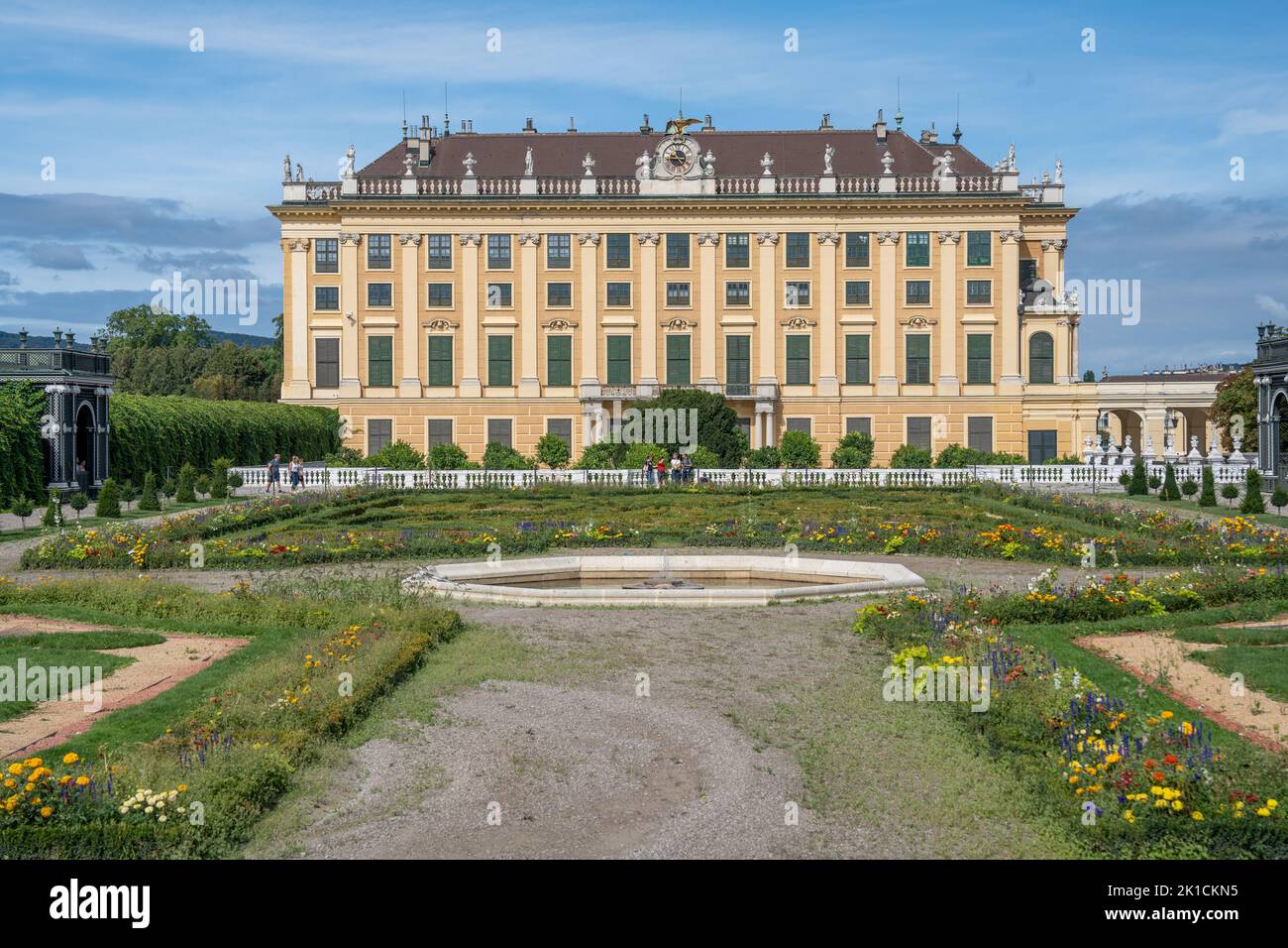 Schönbrunner Park, Gärten und Gebäude in Wien, Sommersaison. Stockfoto
