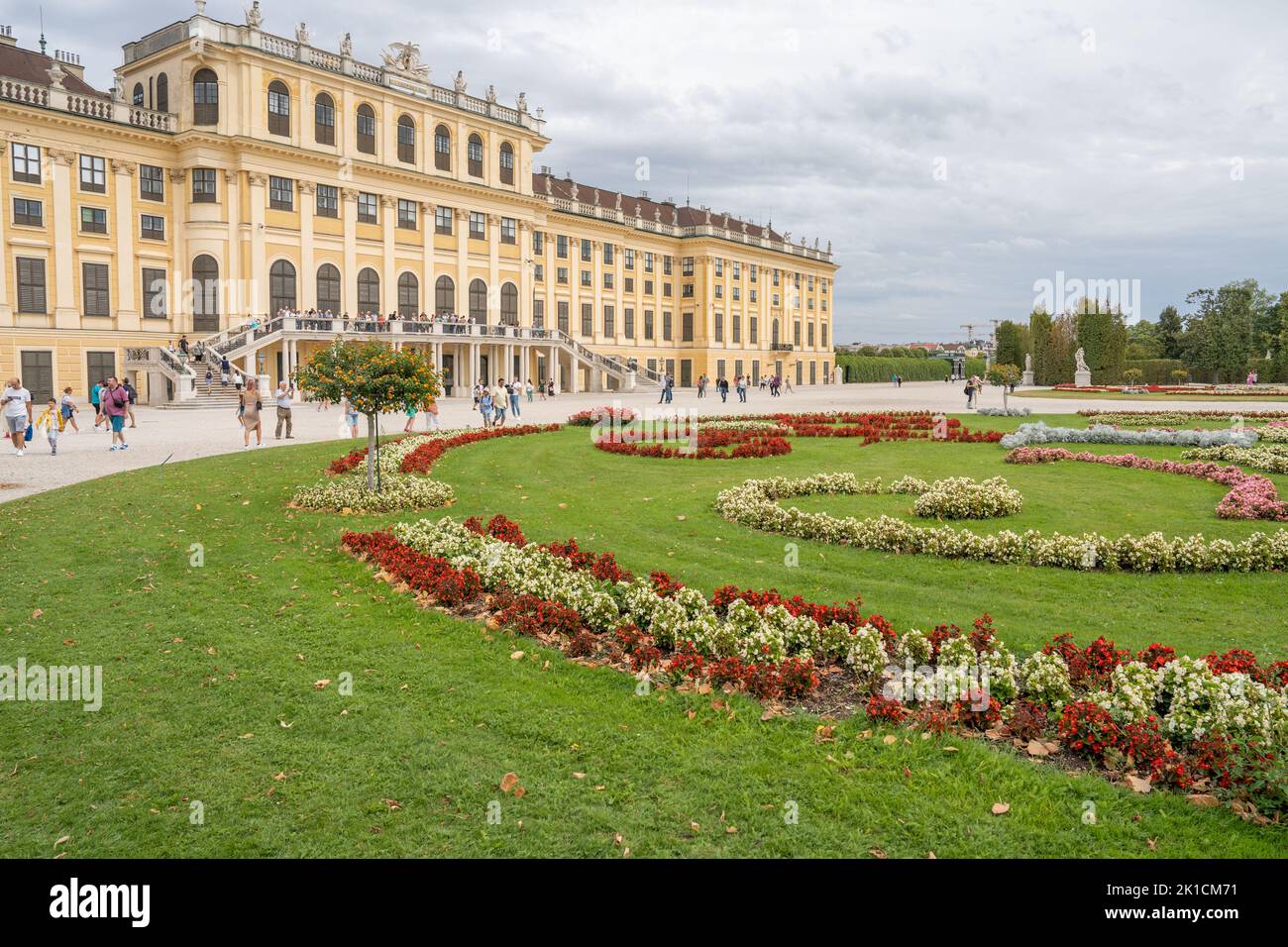 Wien, Österreich - 20. August 2022: Touristen auf Schloss Schönbrunn und den Gärten in der Sommersaison. Stockfoto