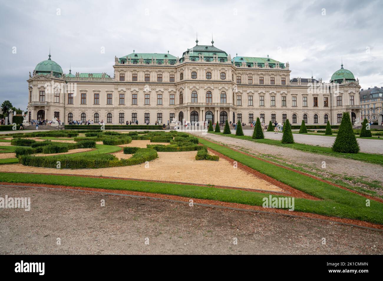 Wien, Österreich - 20. August 2022: Touristen im Schloss Belvedere und den Gärten in der Sommersaison. Stockfoto