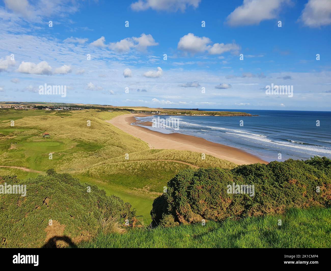 Eine fantastische Aussicht auf einen Golfplatz in der Nähe eines Strandes in Cruden Bay, Schottland Stockfoto