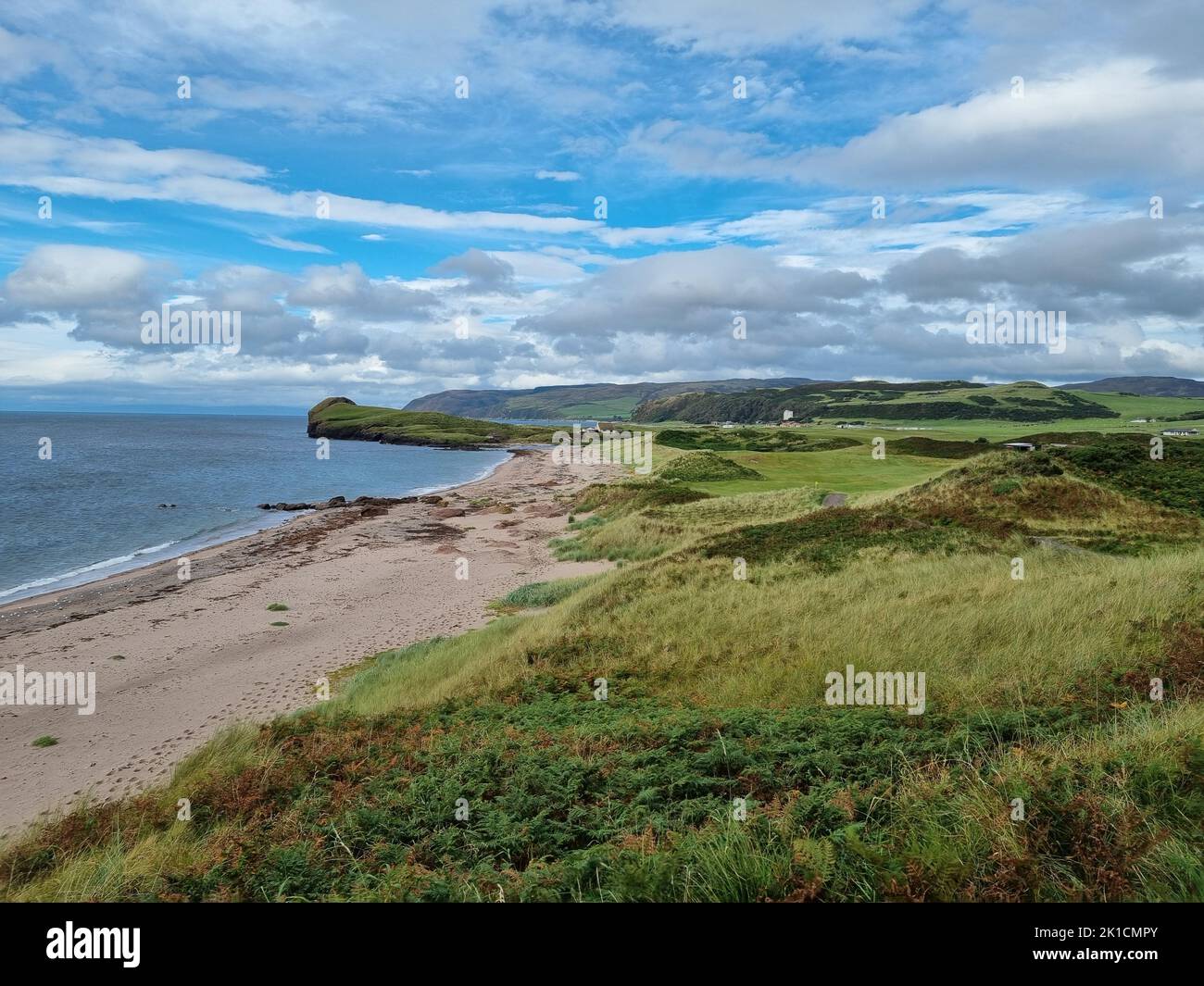 Eine fantastische Aussicht auf einen Golfplatz in der Nähe eines Strandes in Cruden Bay, Schottland Stockfoto