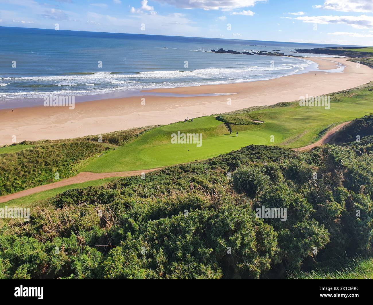 Eine fantastische Aussicht auf einen Golfplatz in der Nähe eines Strandes in Cruden Bay, Schottland Stockfoto