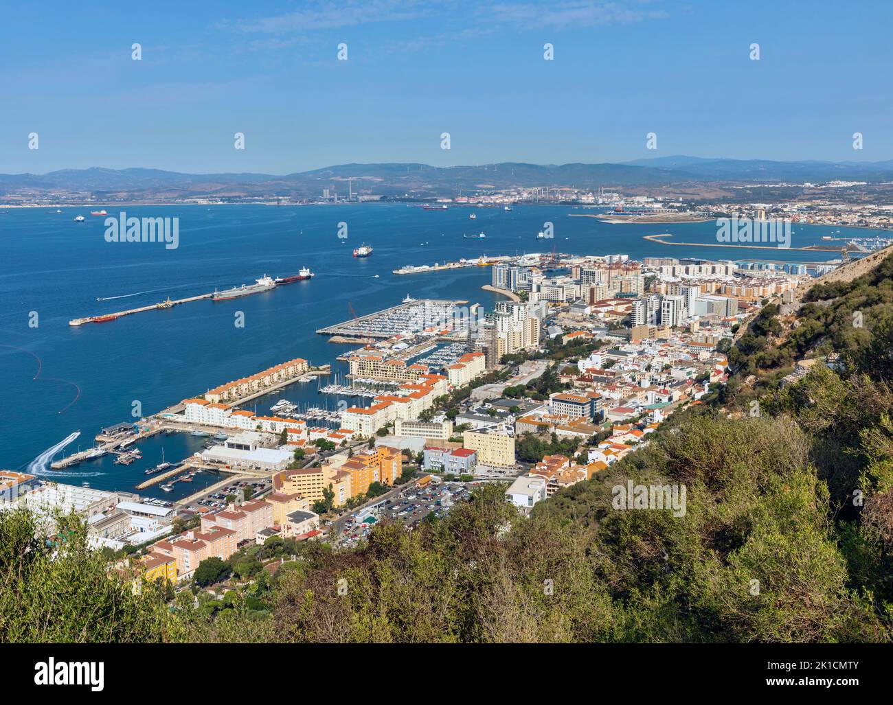 Gibraltar. Die Stadt und ein Teil des Hafens von den oberen Hängen des Felsens aus gesehen. In der Ferne, über die Bucht von Algeciras (auch bekannt als die Stockfoto