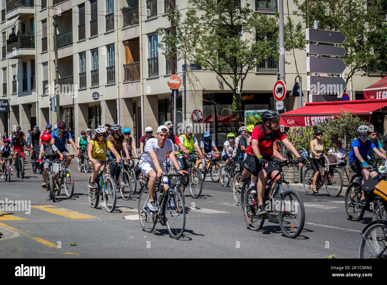 Gruppenradtour entlang des Quai Saint-Antoine, Lyon, Frankreich Stockfoto