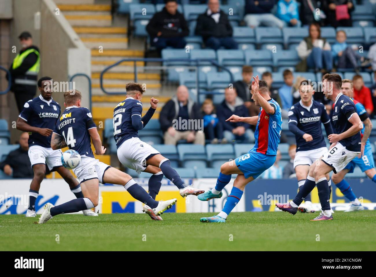 Dundee, Großbritannien. 17. September 2022. 17.. September 2022; Dens Park, Dundee, Schottland: Schottischer Championship-Fußball, Dundee gegen Inverness Caledonian Thistle; Cameron Harper von Inverness Caledonian Thistle erzielt einen Ausgleich, um die Punktzahl in der 15.-minütigen auf 1-1 zu heben.Credit: Action Plus Sports Images/Alamy Live News Stockfoto