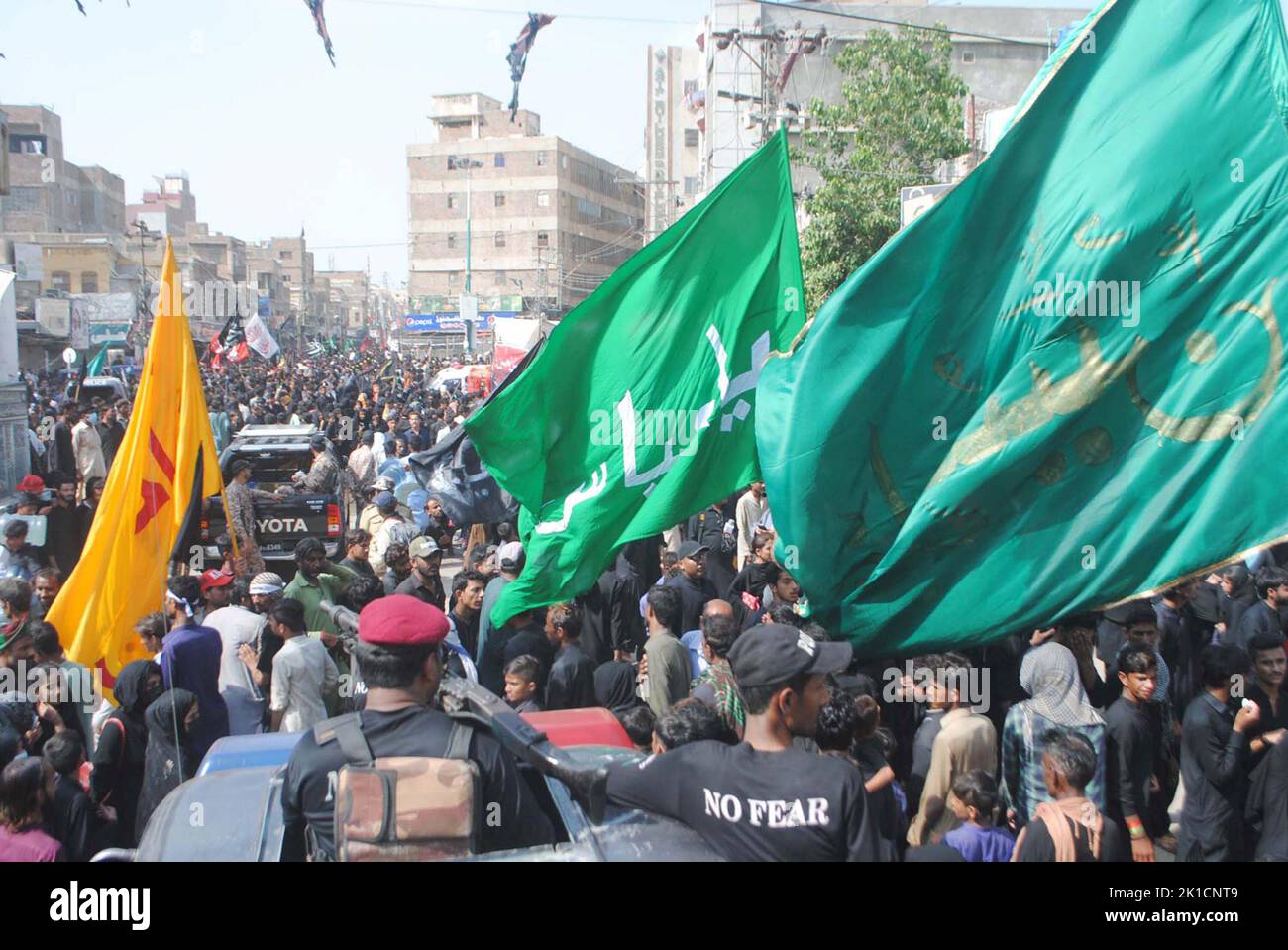 Hyderabad, Pakistan. 17. September 2022. Schiitische Trauernde des Imam Hussain (A.S) nehmen an Trauerprozessionen im Zusammenhang mit dem 40.-tägigen Chehlum-e-Hazrat Imam Hussain (A.S), dem Enkel des Propheten Mohammed (PBUH), Teil, der am Samstag, dem 17. September 2022 in Hyderabad stattfand. Kredit: Asianet-Pakistan/Alamy Live Nachrichten Stockfoto