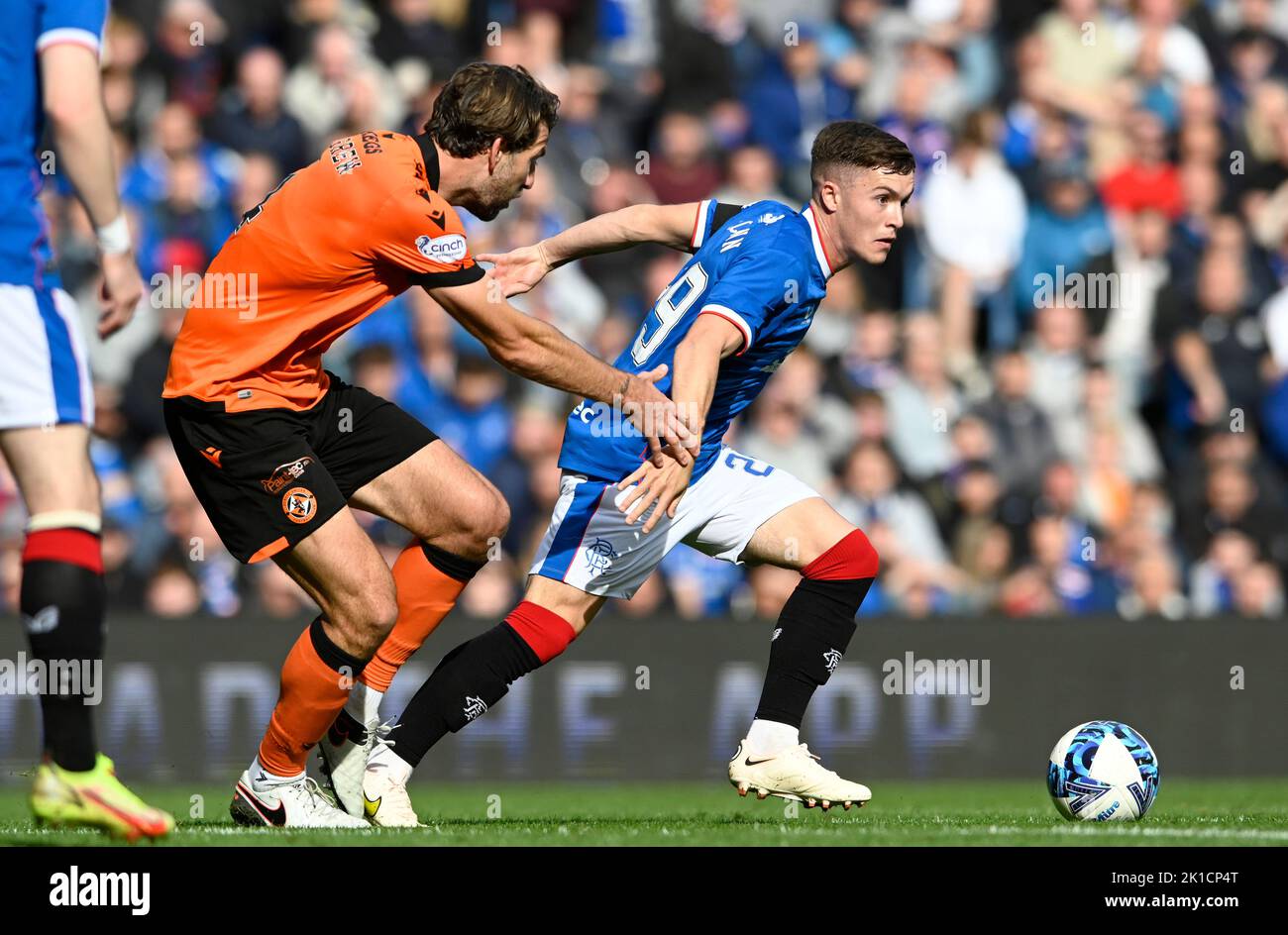 Glasgow, Großbritannien. 17.. September 2022. Charlie Mulgrew von Dundee Utd und Charlie McCann von den Rangers während des Cinch Premiership-Spiels im Ibrox Stadium, Glasgow. Bildnachweis sollte lauten: Neil Hanna / Sportimage Stockfoto