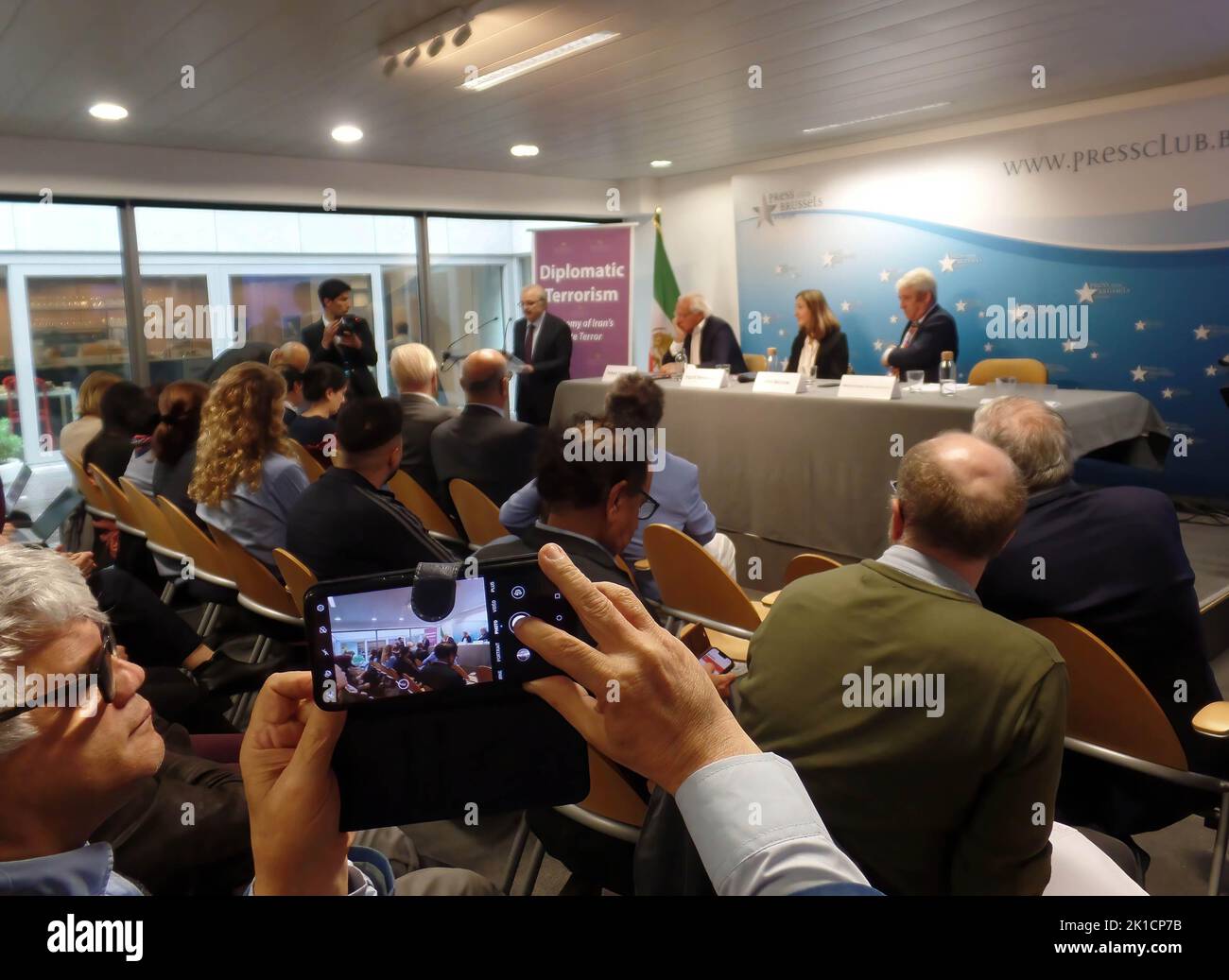 Brüssel, Belgien. 16. September 2022. (L-R) der Vorsitzende des Ausschusses für auswärtige Angelegenheiten des NCRI, Mohammad Mohaddessin, der ehemalige US-Senator Robert Torricelli, die ehemalige kolumbianische Senatorin und Präsidentschaftskandidatin Ingrid Betancourt, der ehemalige Sprecher des britischen Unterhauses, John Bercow, wurden auf der Konferenz gesehen. Der Nationale Widerstandsrat des Iran (NCRI) hat ein neues Buch "Diplomatischer Terrorismus, Anatomie des iranischen Staatsterrors" veröffentlicht, das die Details eines vereitelten Bombenanschlags des iranischen Regimes ans Licht bringt, der zum Zentrum eines globalen Konflikts geworden ist. Kredit: SOPA Images Limited/Alamy Live Nachrichten Stockfoto