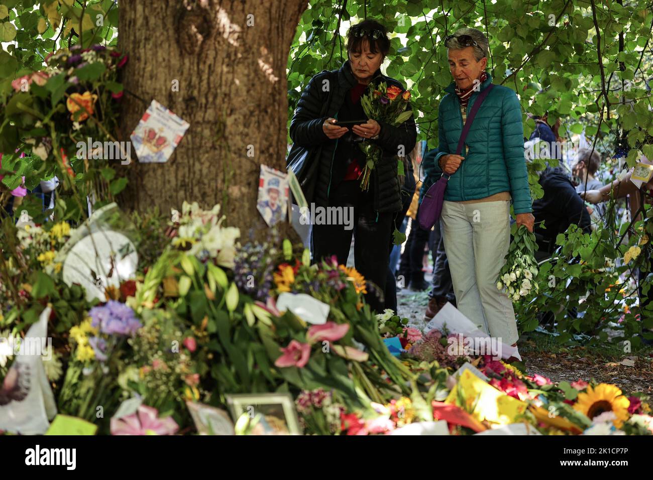 London, Großbritannien. 17. September 2022. Die Menschen sehen sich Blumengebete für die britische Königin Elizabeth nach ihrem Tod am 17. September 2022 im Green Park in London, Großbritannien, an. Foto von Thibaud Moritz/ABACAPRESS.COM Quelle: Abaca Press/Alamy Live News Stockfoto