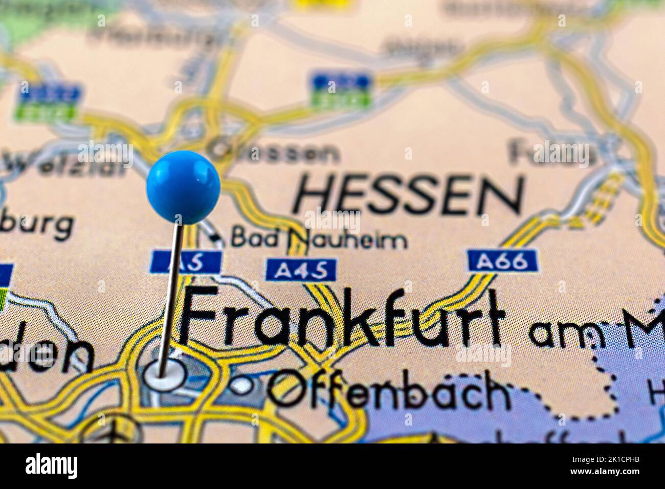 Karte Frankfurt. Nahaufnahme der Frankfurter Karte mit blauer Nadel. Karte mit rotem Nadelpunkt von Frankfurt in Deutschland. Stockfoto