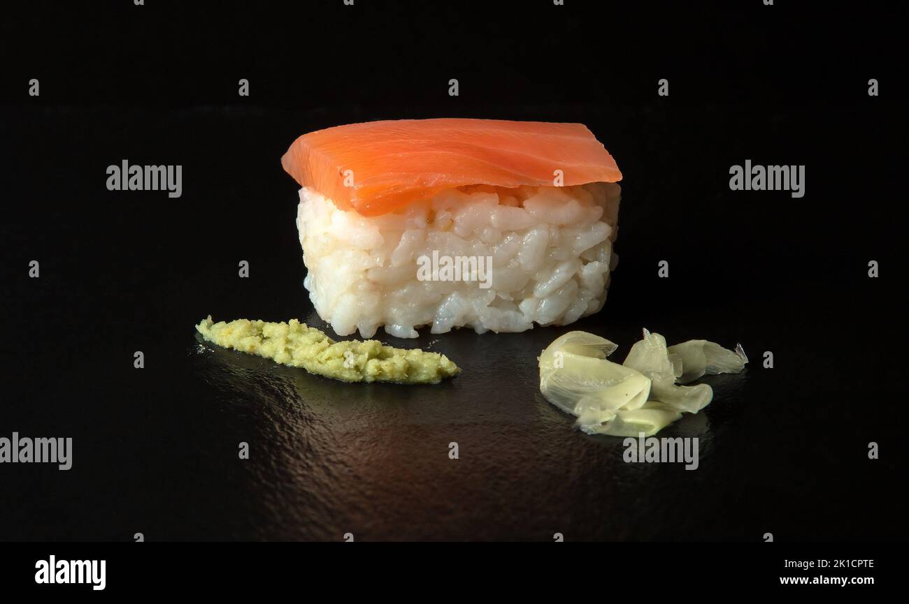 Nigiri-Sushi mit geräuchertem Lachs und Wasabi und eingelegtem Ingwer Stockfoto