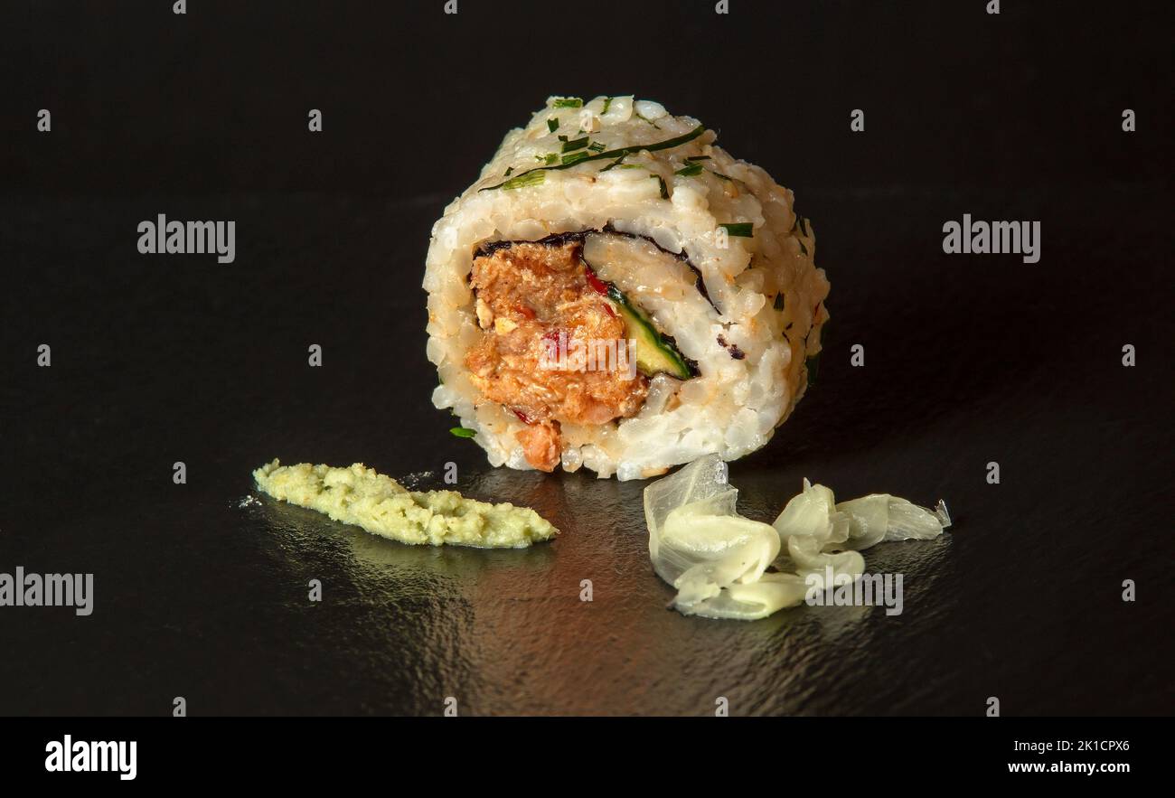 Würziges Lachsrollen-Sushi mit Wasabi und eingelegtem Ingwer Stockfoto