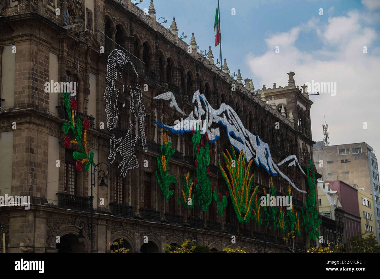 13. September 2022, Mexiko-Stadt, Mexiko: Die Hauptstraßen des historischen Zentrums sind vor den Feierlichkeiten des 21 mit nationalen Symbolen geschmückt Stockfoto