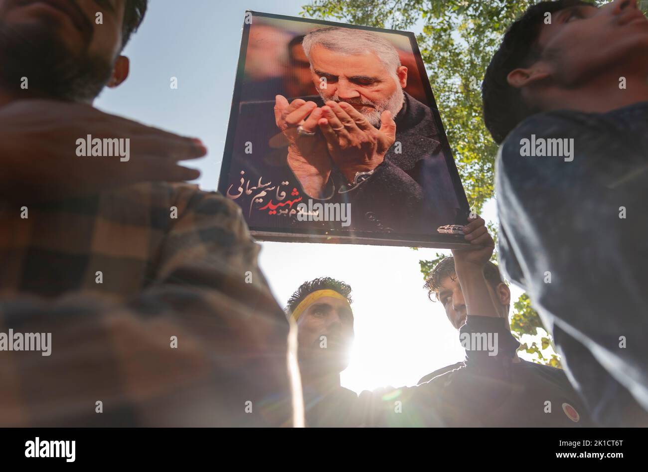 Srinagar, Indien. 17. September 2022. Ein schiitischer Muslim hält ein Plakat des ermordeten Kommandeurs der iranischen IRGC durch Qasem Soleimani während einer Arbaeen-Prozession in Srinagar. Arbaeen (arabisch für 'vierzigst') markiert das Ende der 40-tägigen Trauerperiode nach Ashura, die an die Tötung des Enkels des Propheten Mohamed Imam Hussein ibn Ali durch die Truppen des Ummayad-Kalifen Yazid im Jahr 680 n. Chr. erinnert. Kredit: SOPA Images Limited/Alamy Live Nachrichten Stockfoto