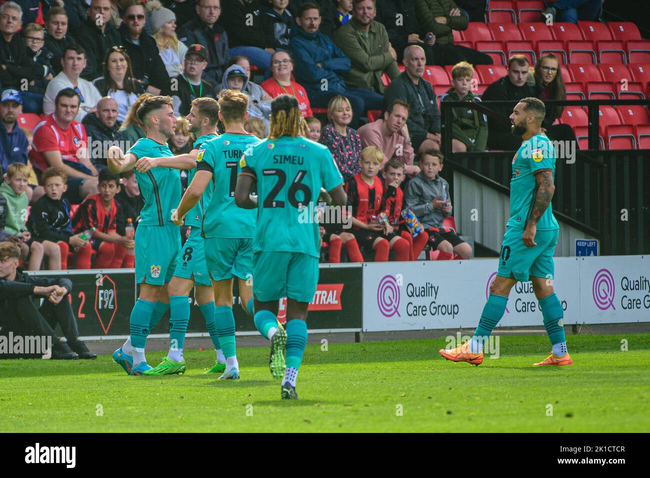 Josh Hawkes von Tranmere Rovers erzielt das erste Tor seiner Mannschaft und feiert mit Teamkollegen während des Sky Bet League 2-Spiels zwischen Salford City und Tranmere Rovers in Moor Lane, Salford am Samstag, den 17.. September 2022. Stockfoto