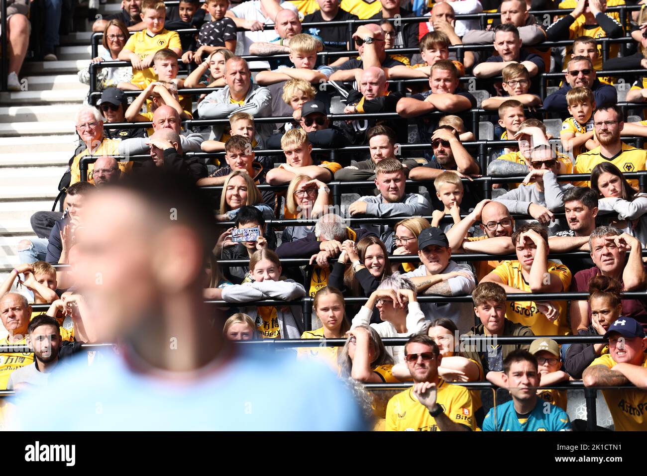 Wolverhampton, Großbritannien. 17.. September 2022. Die Fans von Wolverhampton Wanderers reagieren, als Phil Foden von Manchester City ihr drittes Tor beim Premier League-Spiel in Molineux, Wolverhampton, feiert. Bildnachweis sollte lauten: Darren Staples / Sportimage Credit: Sportimage/Alamy Live News Stockfoto