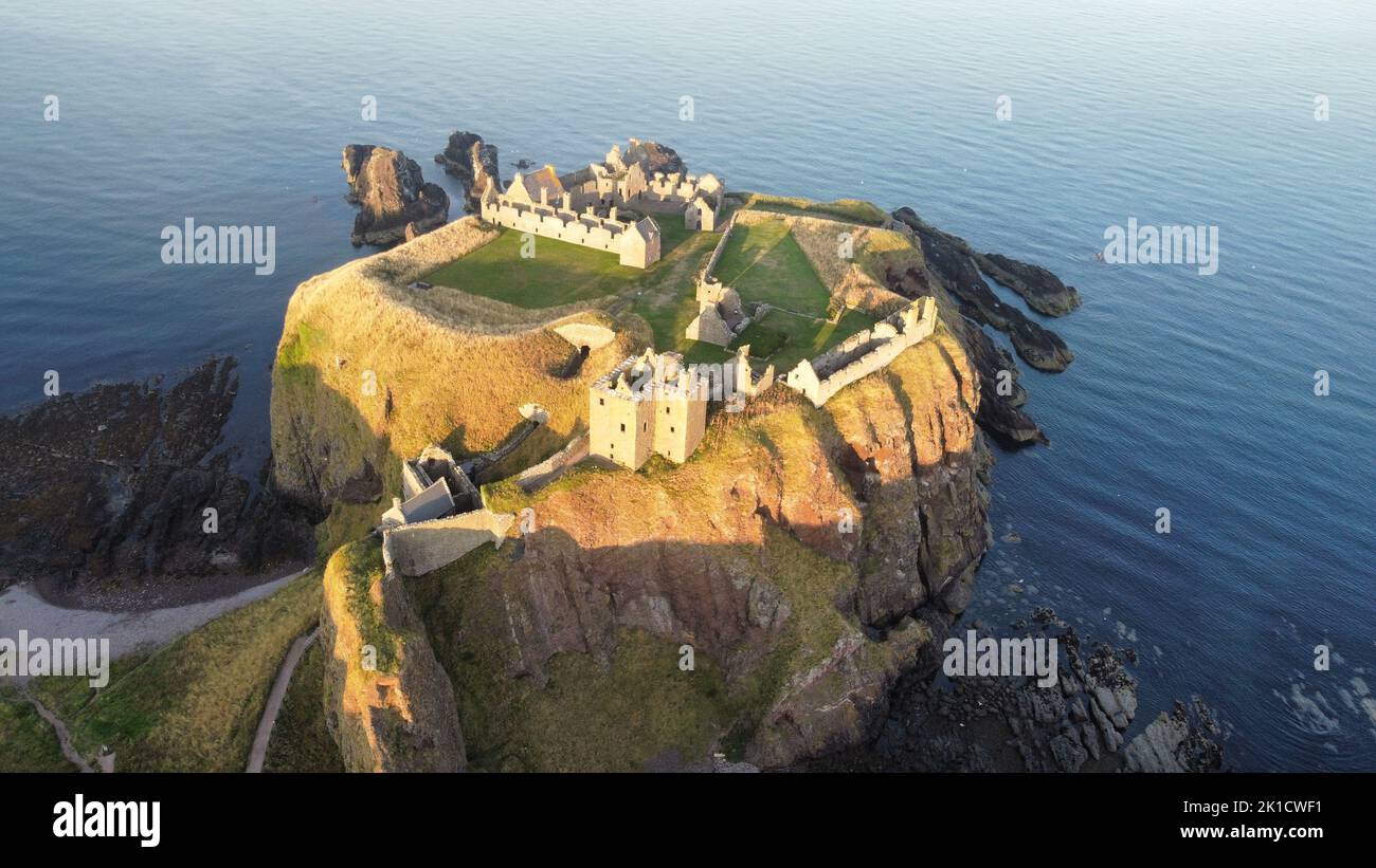 Eine Luftaufnahme des Dunnottar Castle in Stonehaven, Schottland Stockfoto