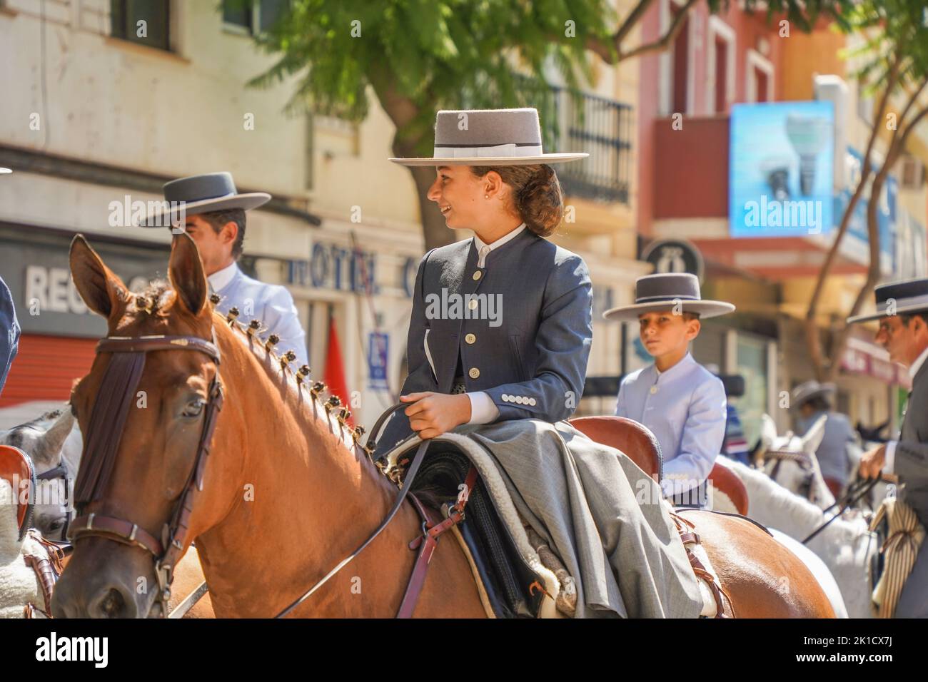 Spanisches Mädchen in traditioneller Kleidung auf dem Pferd, während des jährlichen Pferdetages. Fuengirola, Andalusien, Costa del Sol, Spanien. Stockfoto