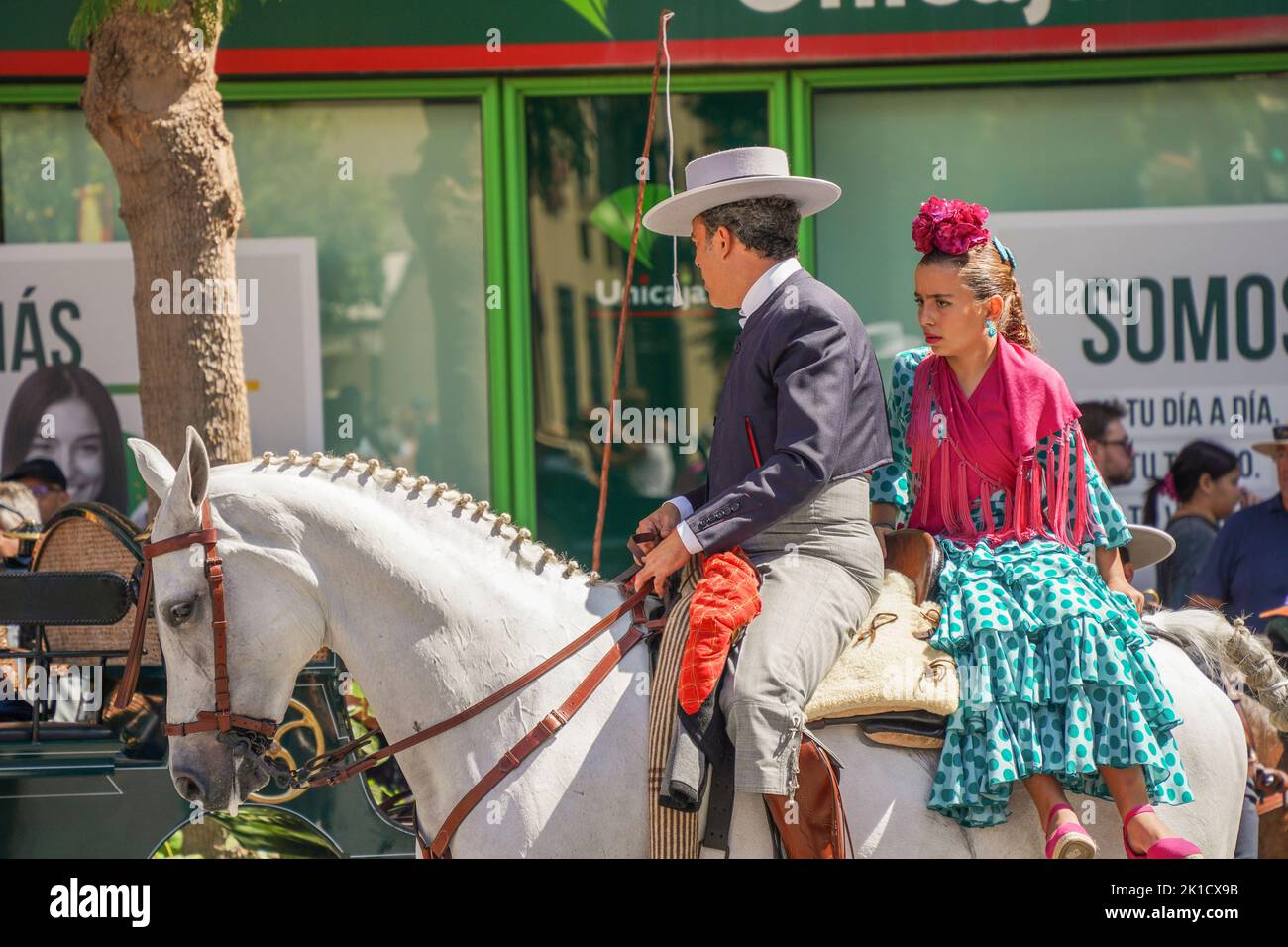 Spanisches Paar in traditionellem Outfit auf Pferden, während des jährlichen Pferdetages. Fuengirola, Andalusien, Costa del Sol, Spanien. Stockfoto